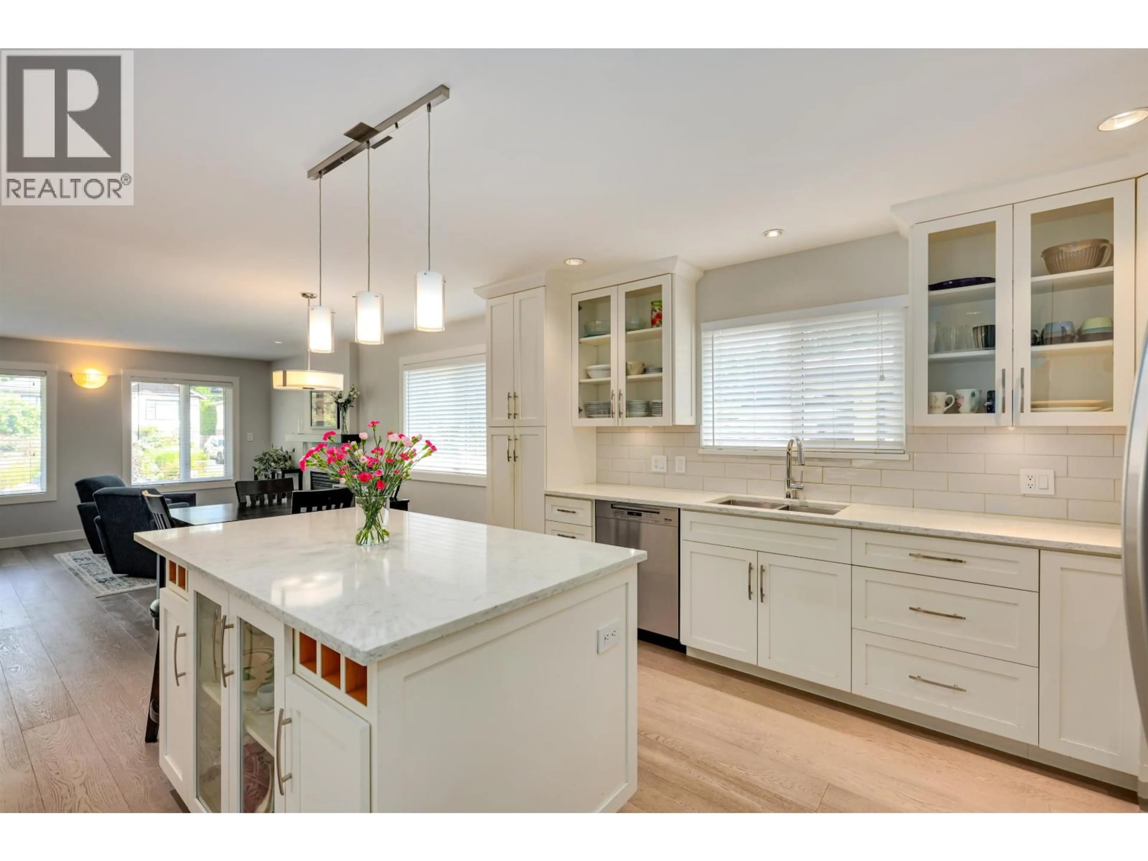 Open concept kitchen, unknown for 1433 DORAN ROAD, North Vancouver British Columbia V7K1N1
