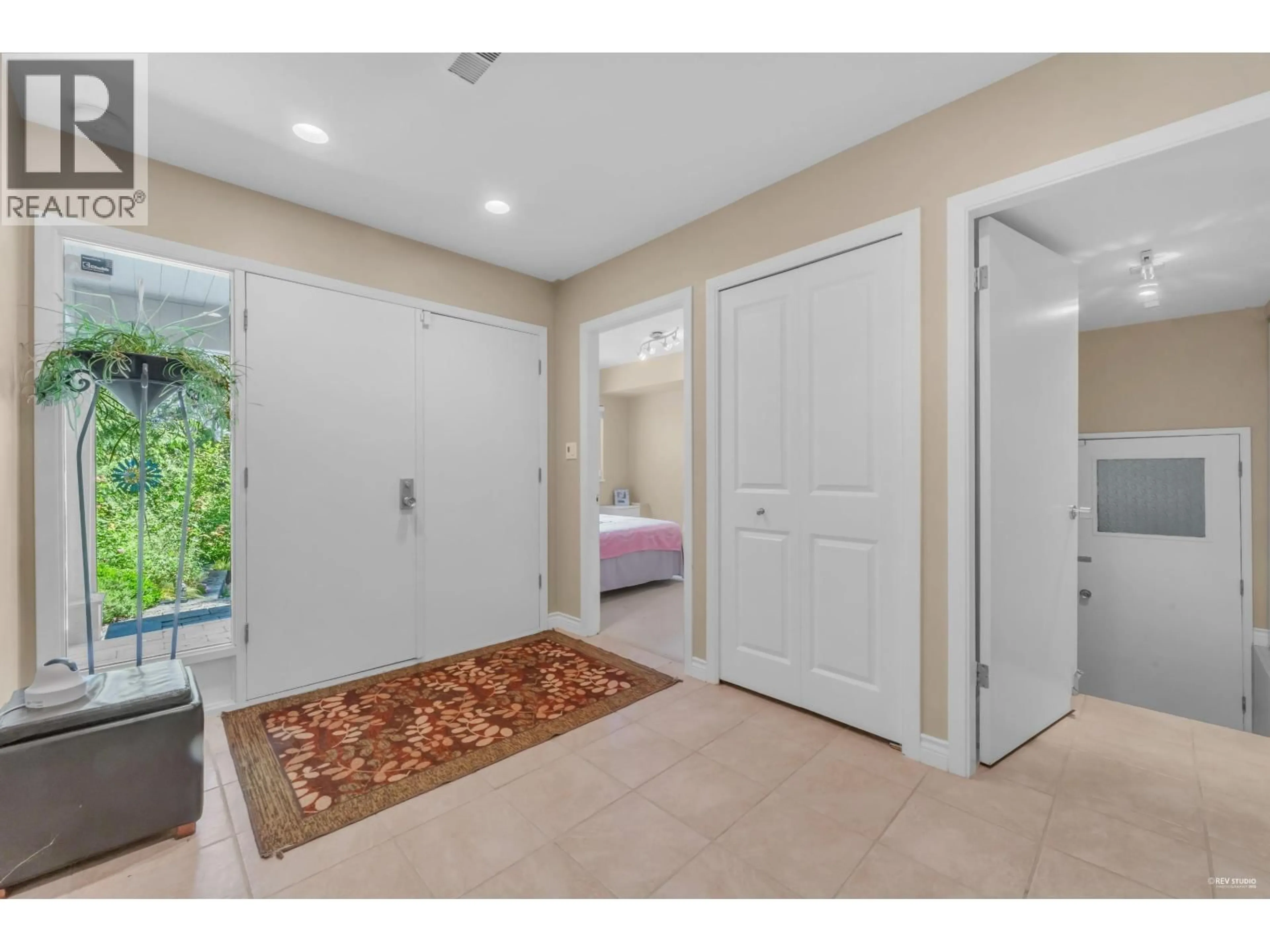 Indoor entryway for 4623 CAULFEILD DRIVE, West Vancouver British Columbia V7W1E9