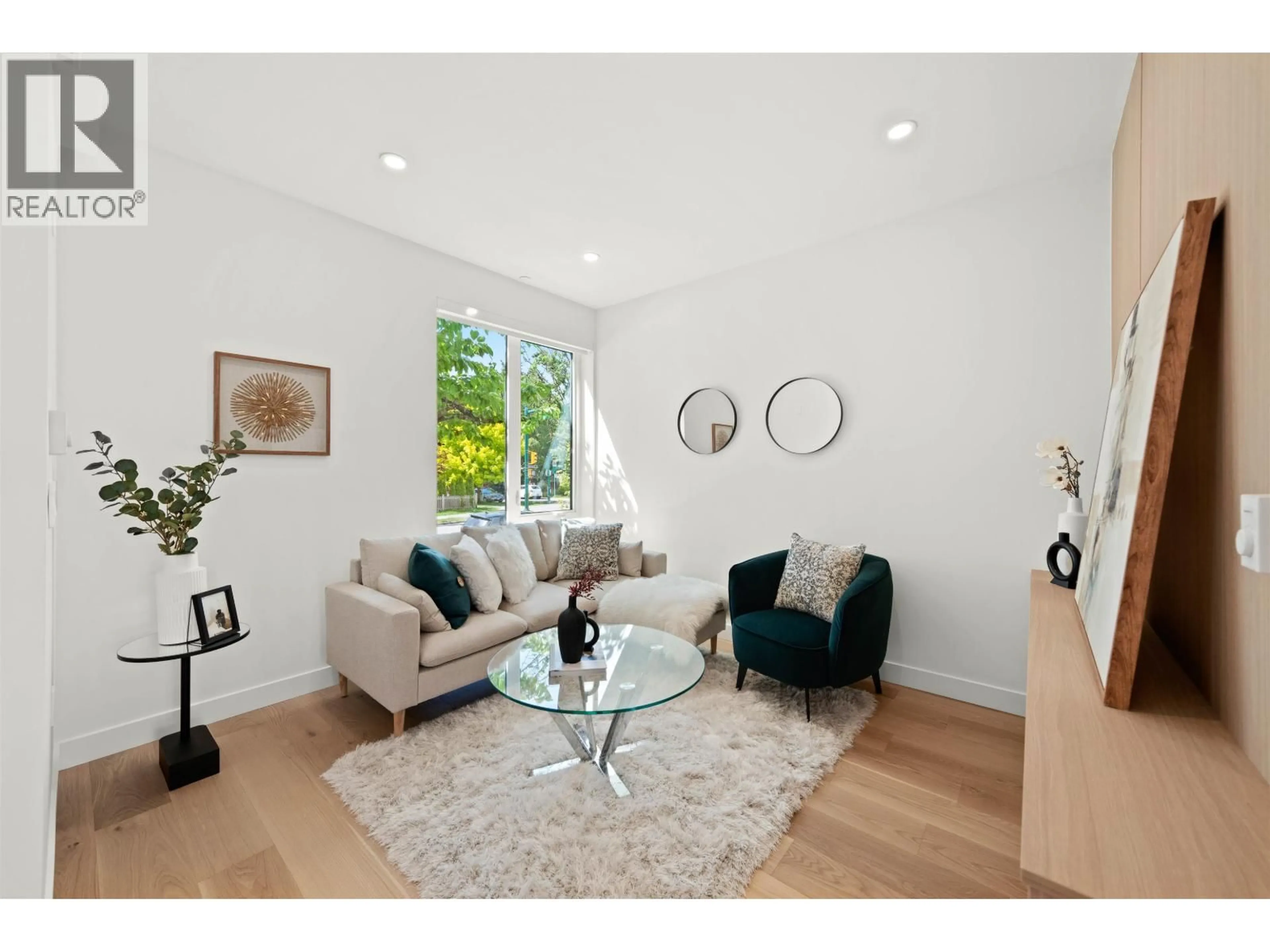 Living room with furniture, wood/laminate floor for 2412 VICTORIA DRIVE, Vancouver British Columbia V5N1T8