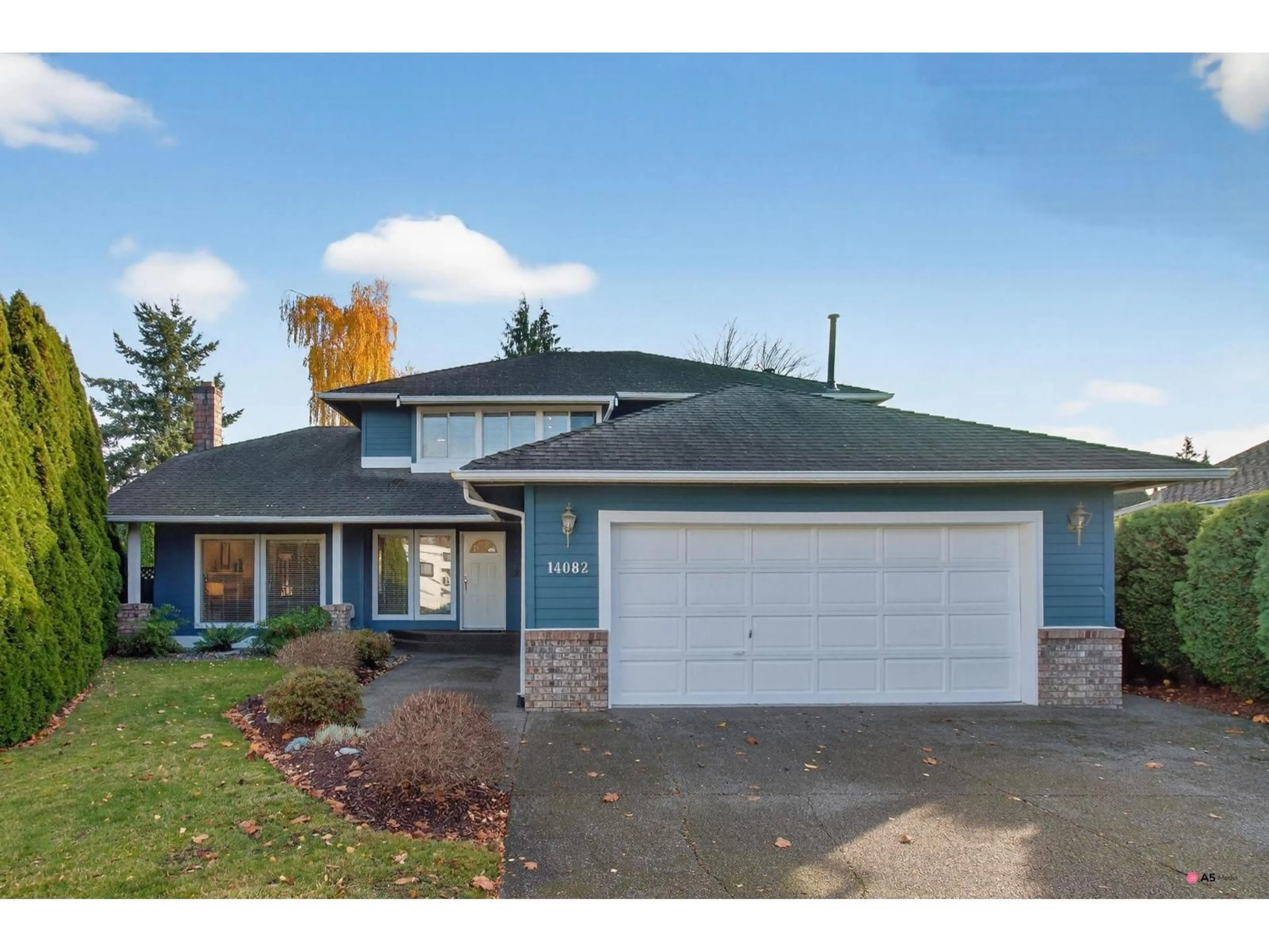 Home with vinyl exterior material, street for 14082 17, Surrey British Columbia V4A8K4