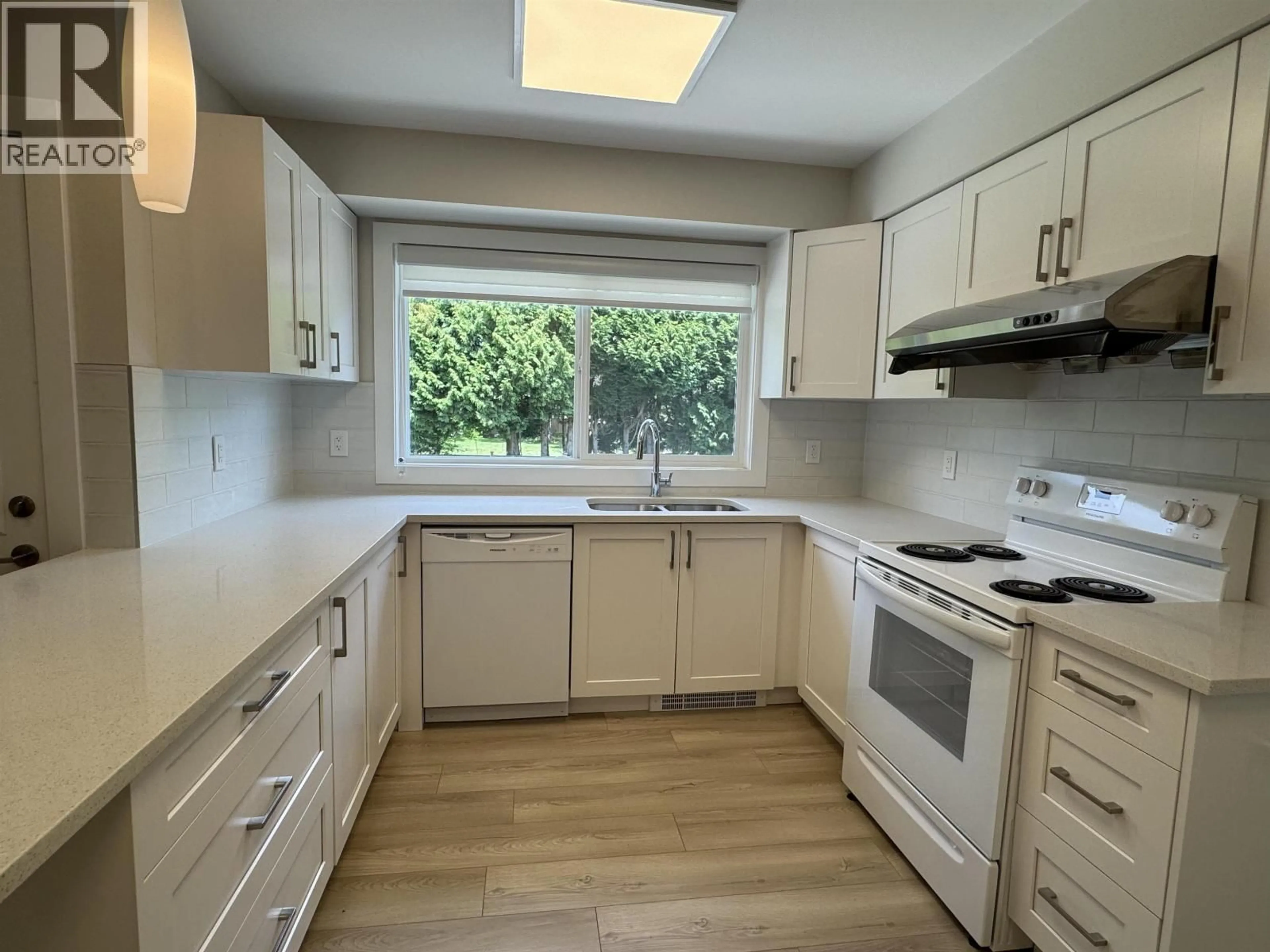 Standard kitchen, wood/laminate floor for 7231 STEVESTON HIGHWAY, Richmond British Columbia V7A1L9