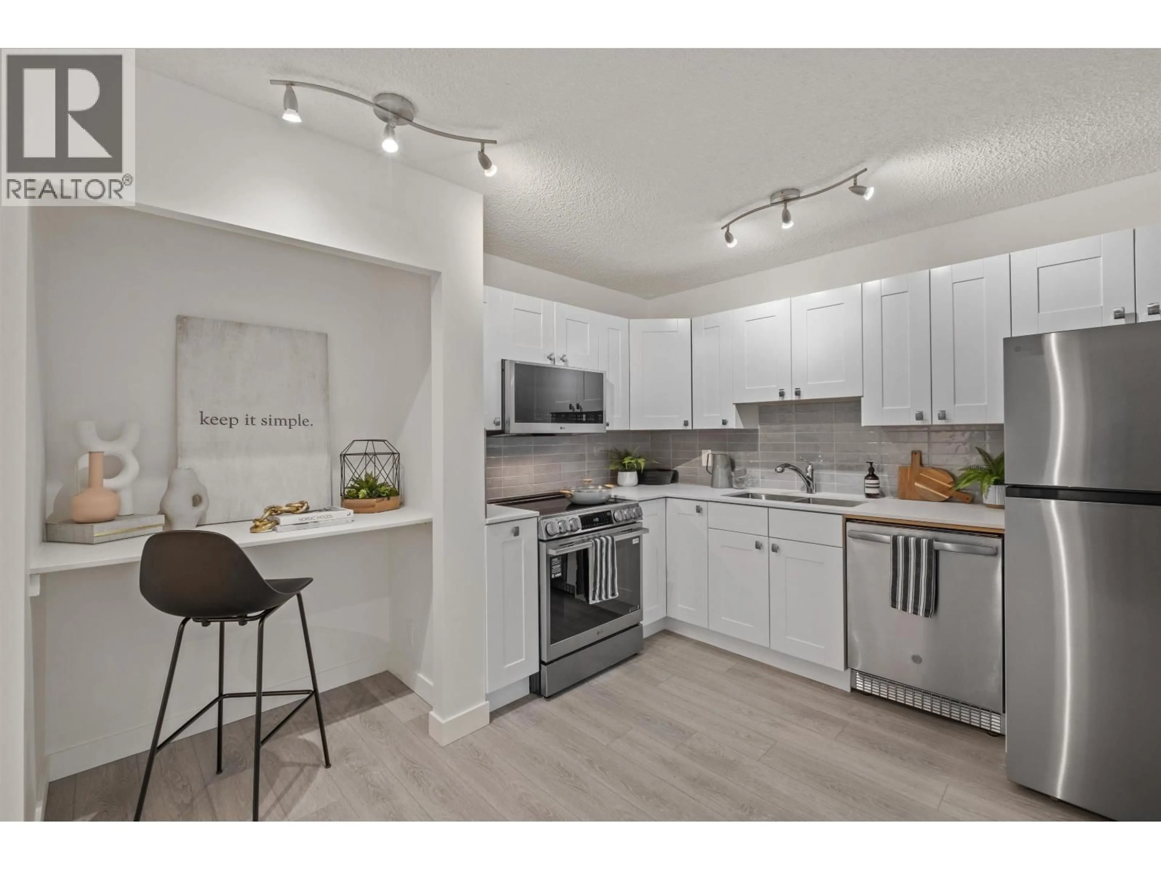 Standard kitchen, unknown for 201 - 2012 FULLERTON AVENUE, North Vancouver British Columbia V7P3E3