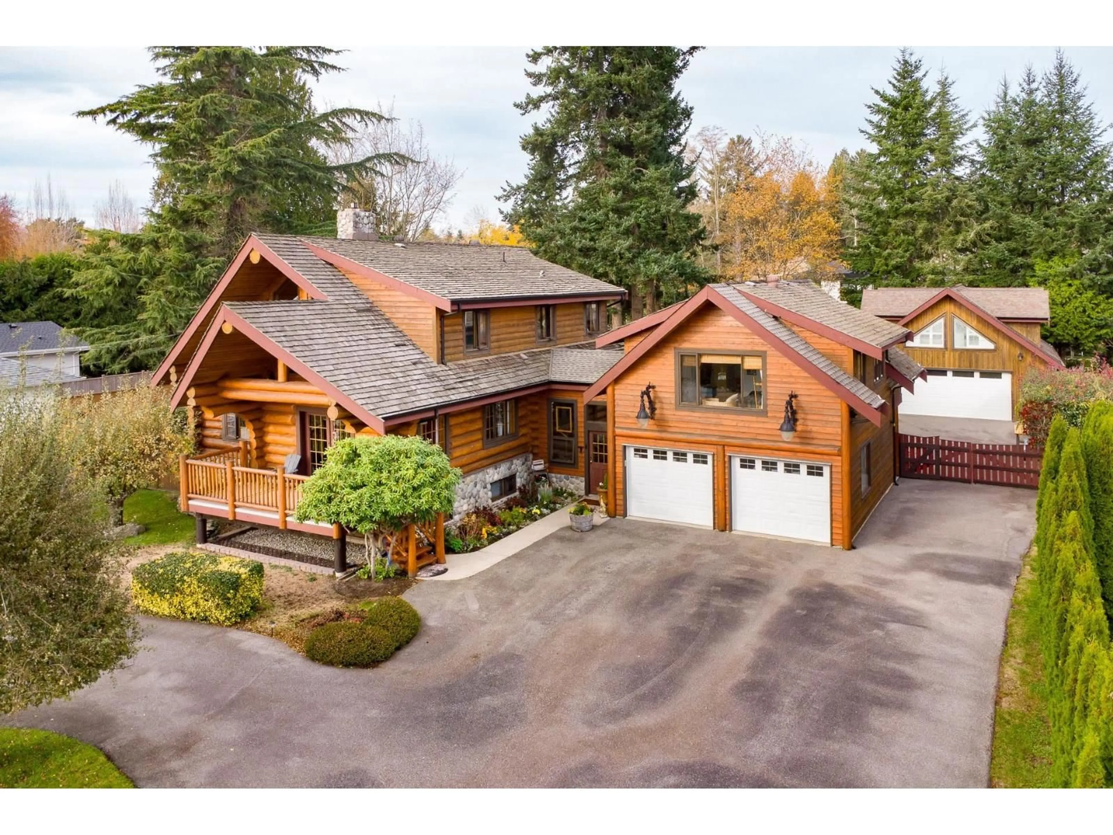 A pic from outside/outdoor area/front of a property/back of a property/a pic from drone, unknown for 16937 0, Surrey British Columbia V3Z9N9