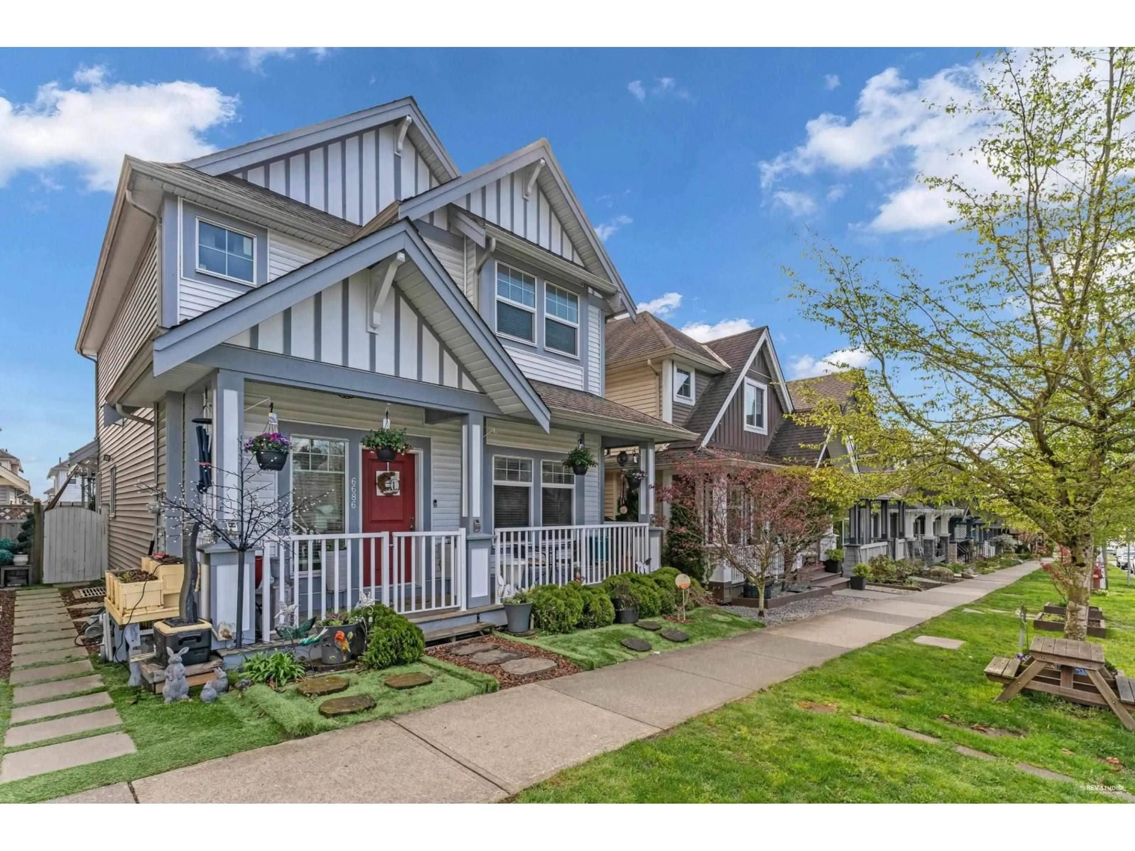 Home with vinyl exterior material, street for 6686 192, Surrey British Columbia V4N5X3