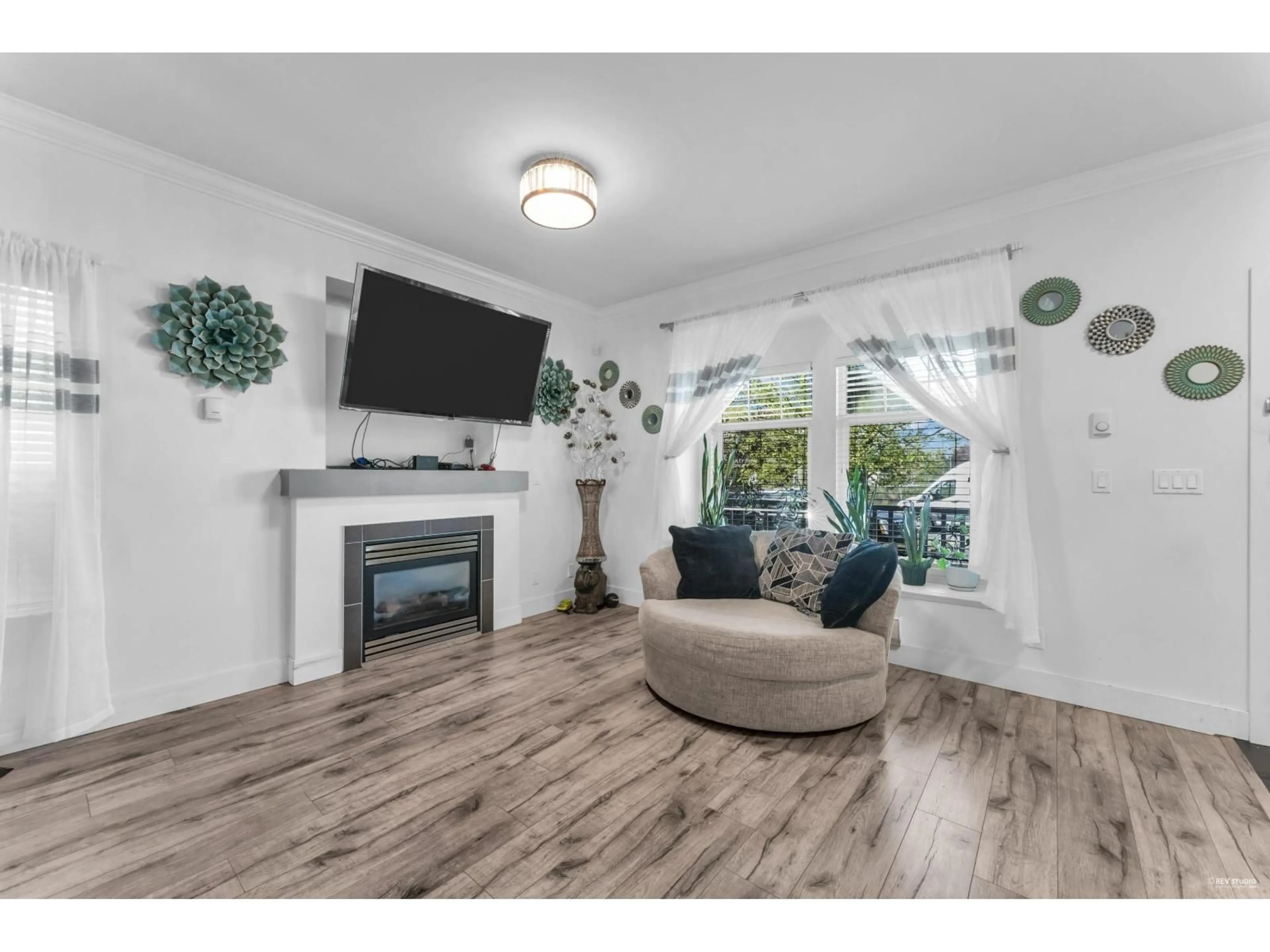 Living room with furniture, unknown for 6686 192, Surrey British Columbia V4N5X3