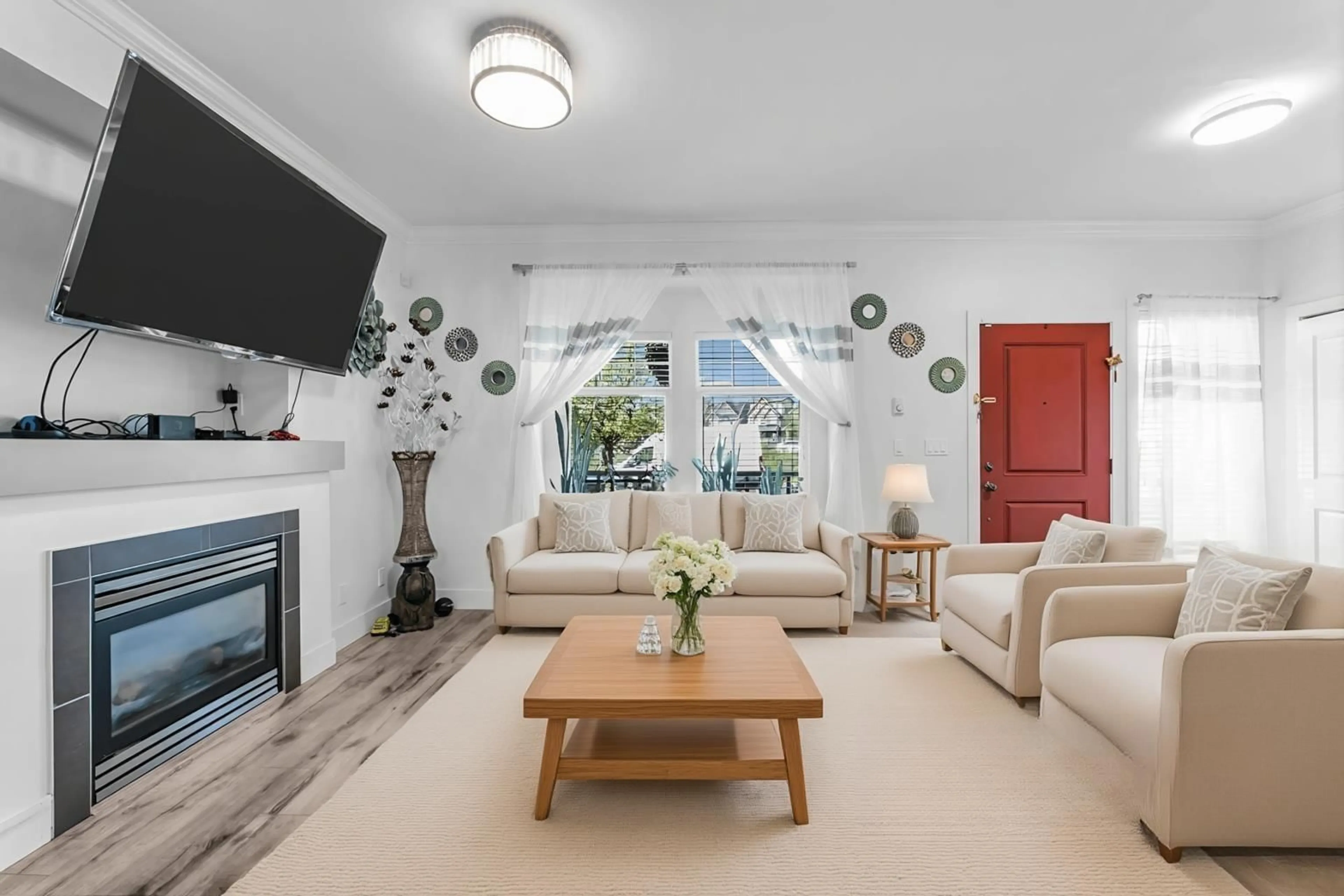 Living room with furniture, ceramic/tile floor for 6686 192, Surrey British Columbia V4N5X3