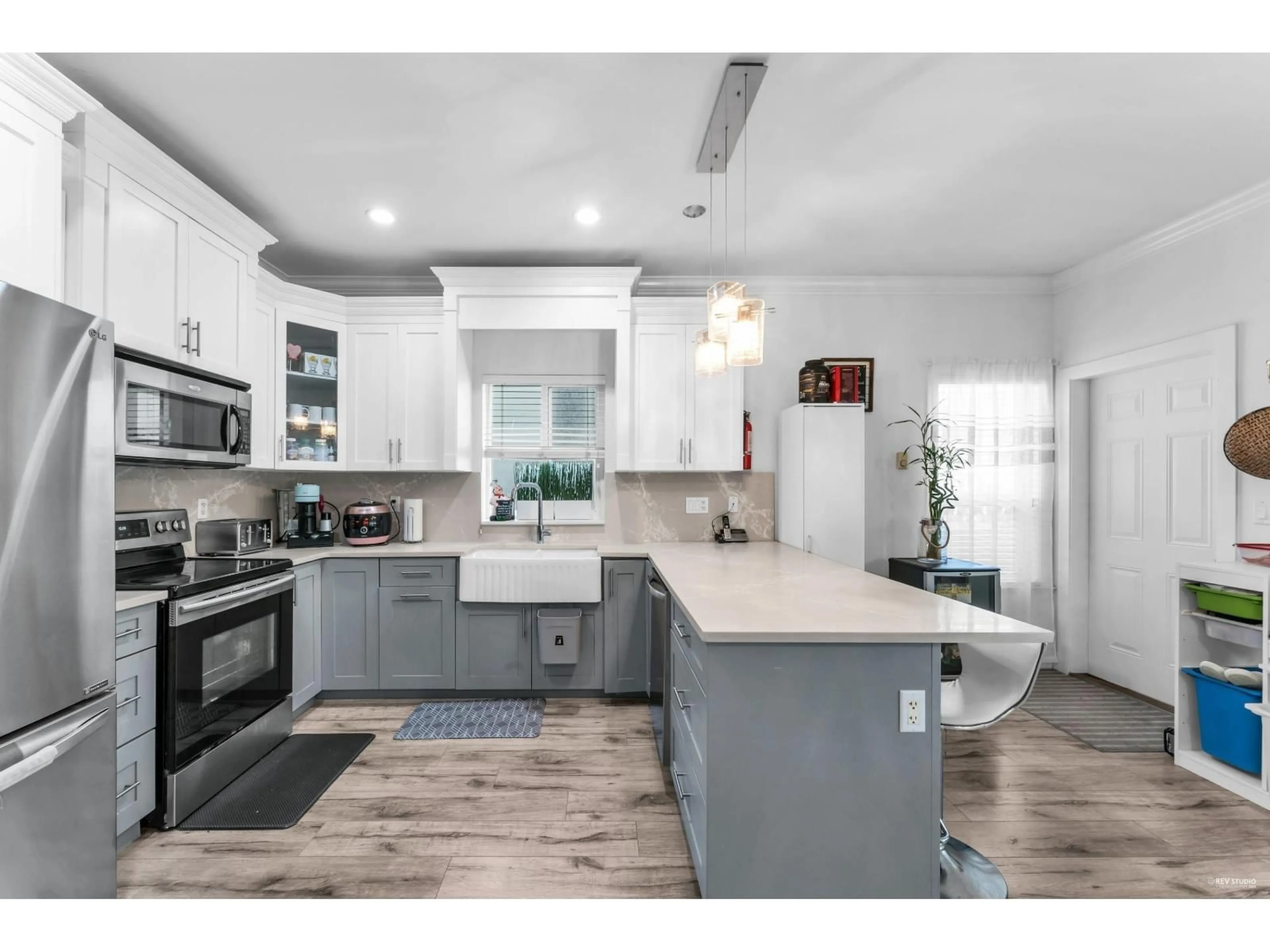 Open concept kitchen, ceramic/tile floor for 6686 192, Surrey British Columbia V4N5X3