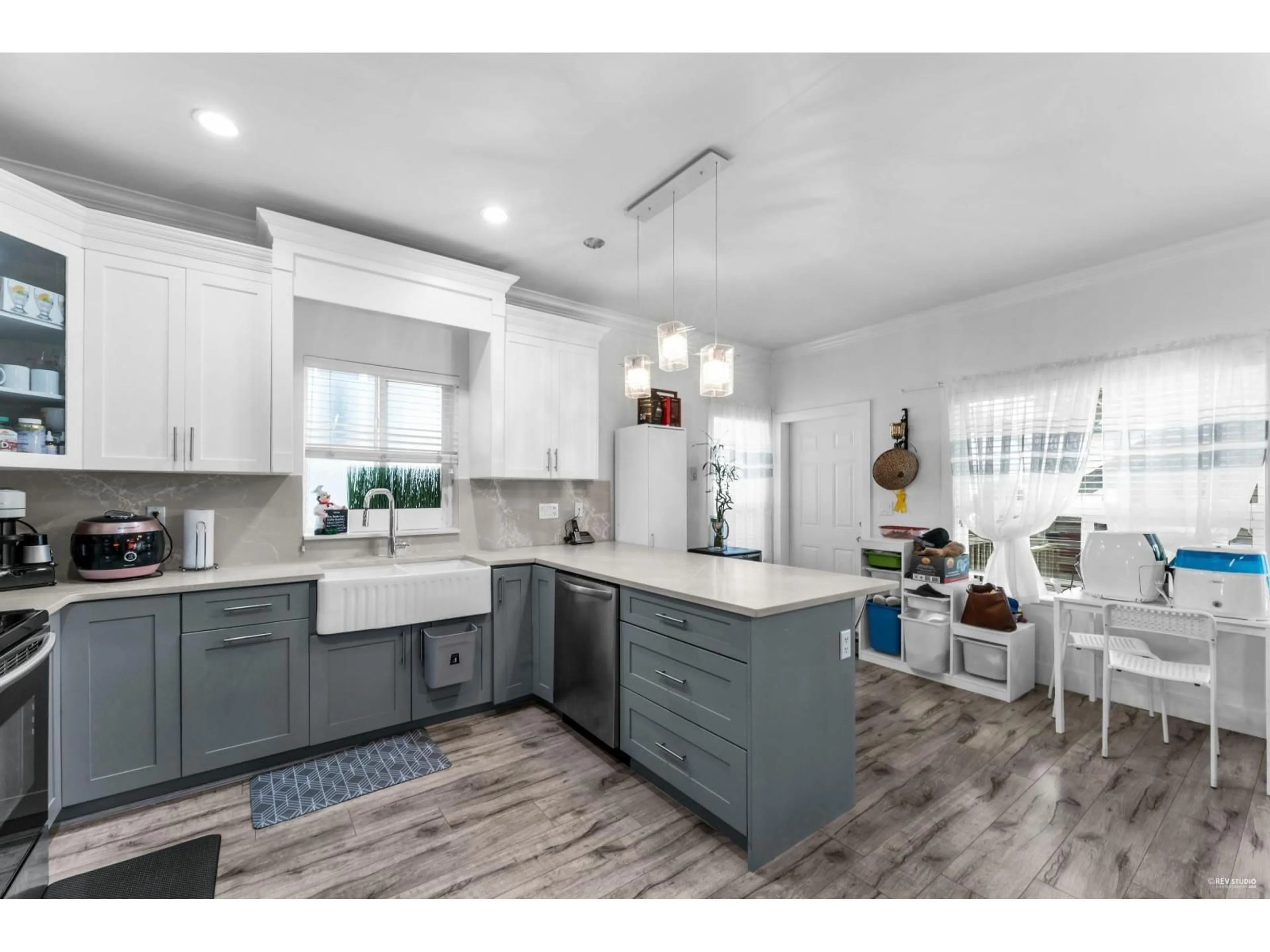 Open concept kitchen, ceramic/tile floor for 6686 192, Surrey British Columbia V4N5X3