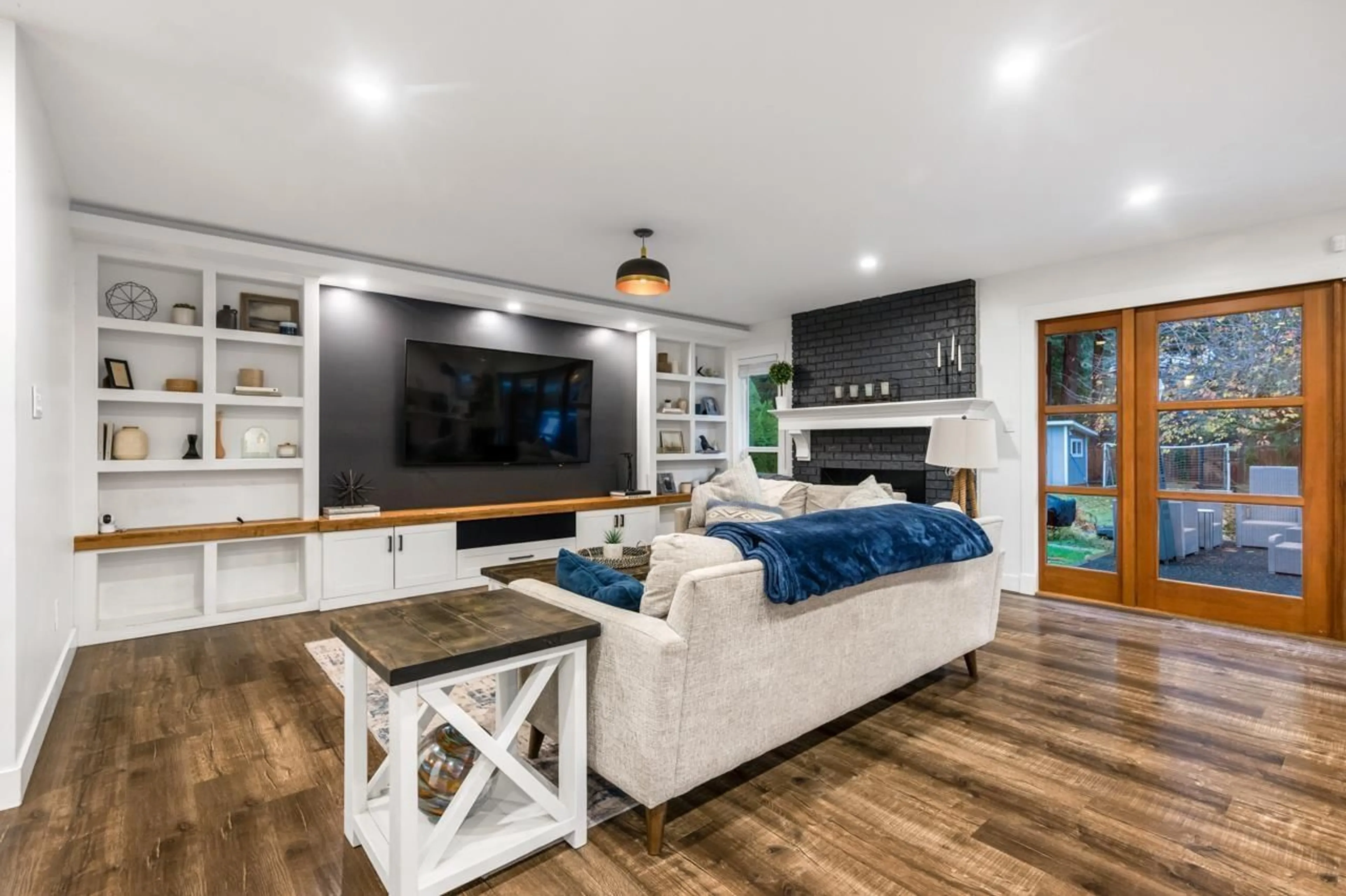 Living room with furniture, wood/laminate floor for 19971 39A AVENUE, Langley British Columbia V3A7G3