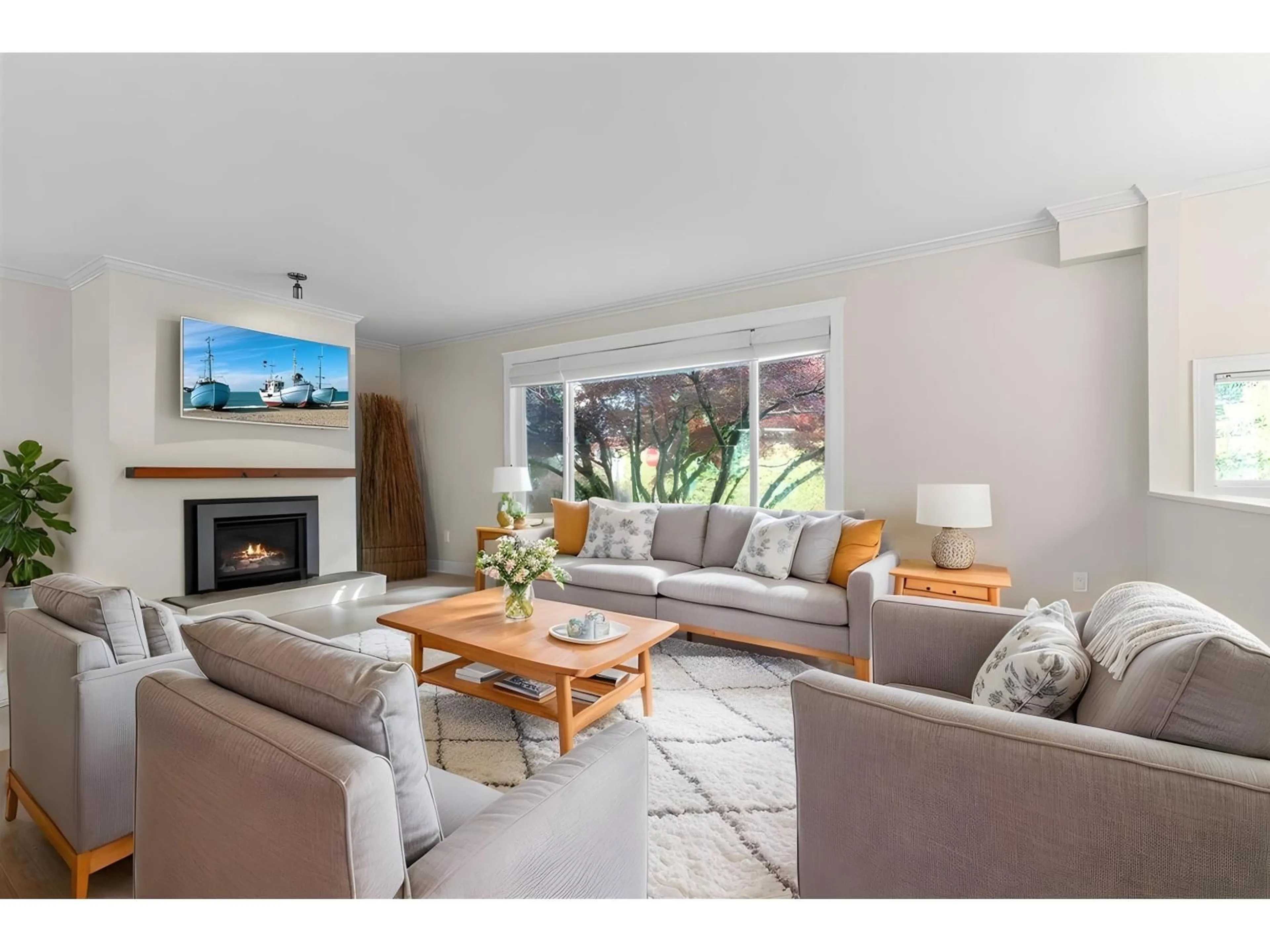 Living room with furniture, wood/laminate floor for 13950 BLACKBURN AVENUE, White Rock British Columbia V4B2Z5