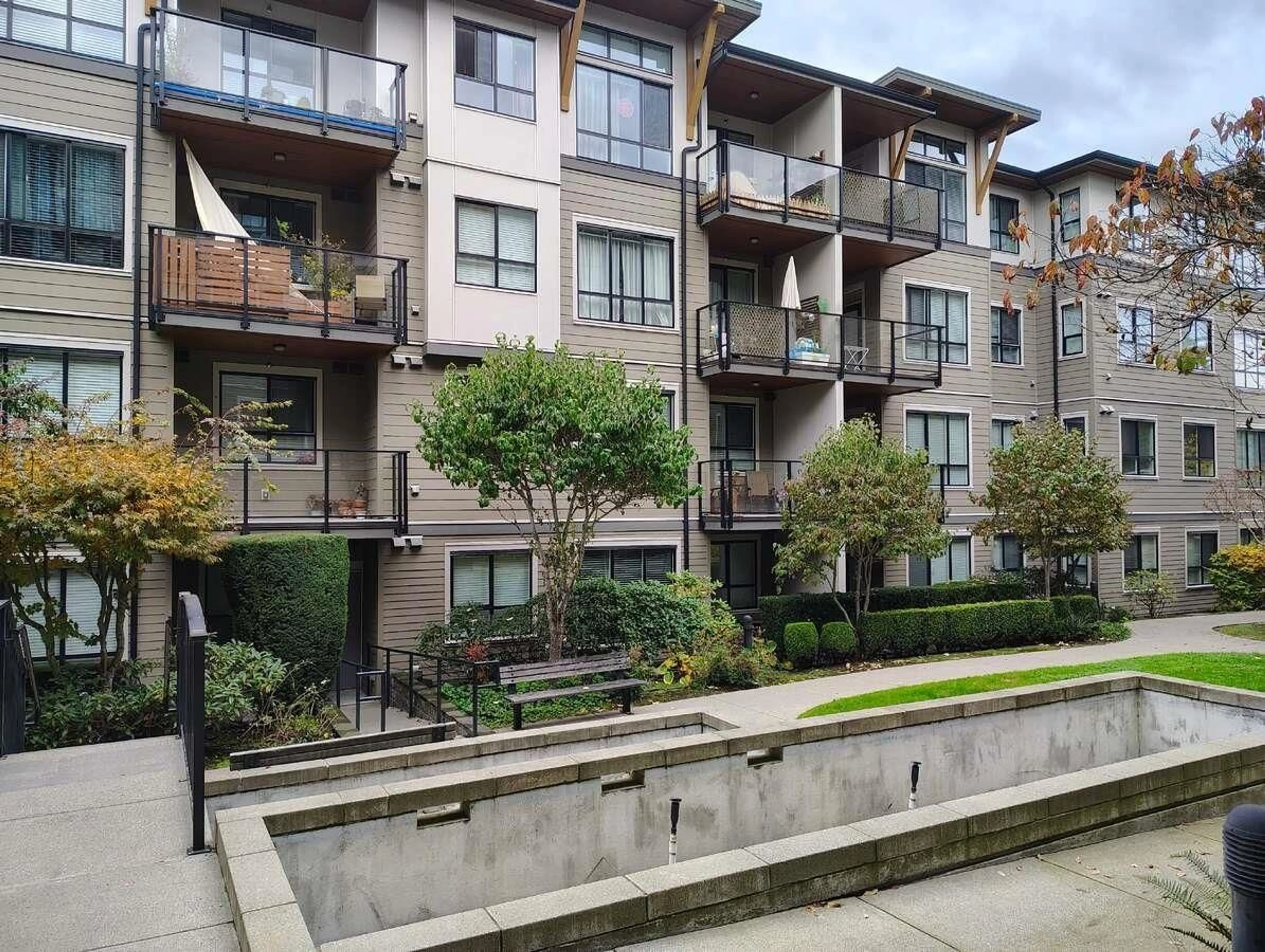 Patio, street for 205 - 15388 105, Surrey British Columbia V3R0C4