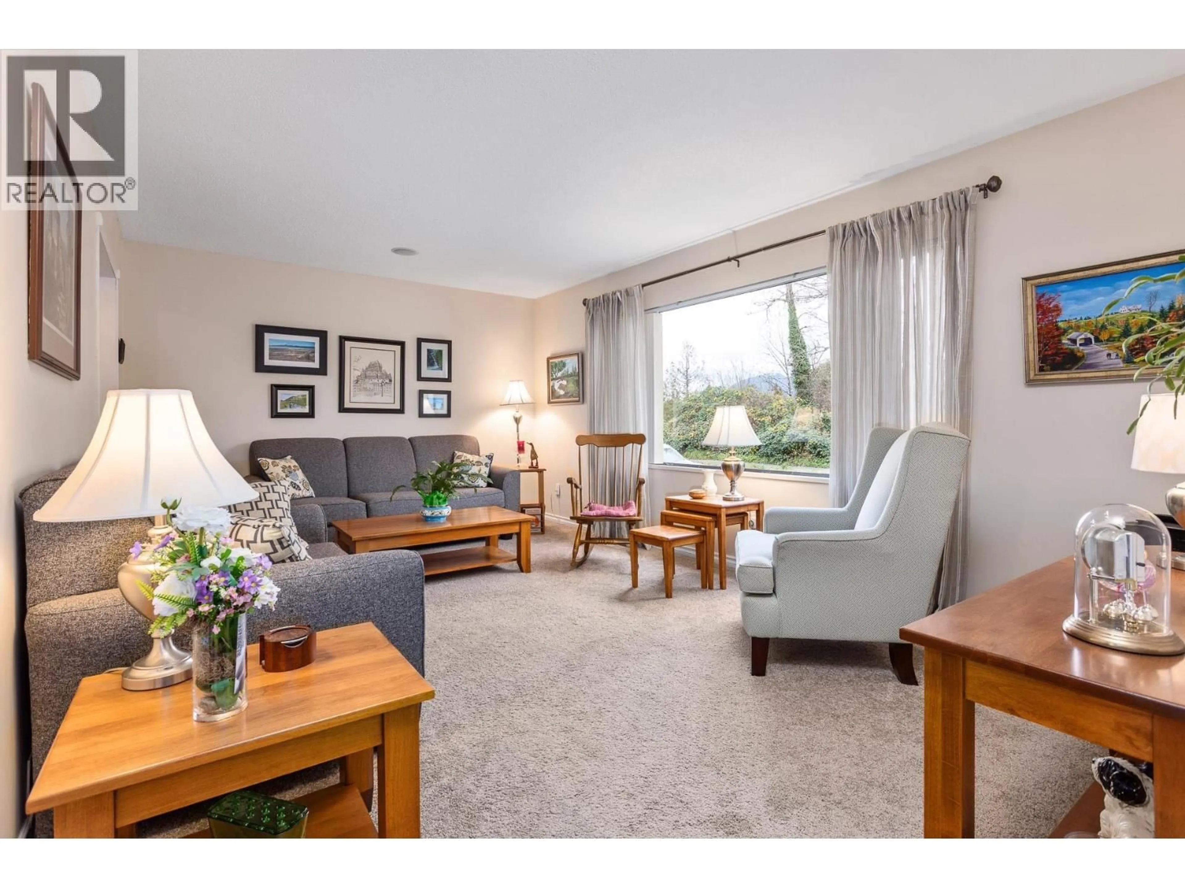 Living room with furniture, wood/laminate floor for 11809 230 STREET, Maple Ridge British Columbia V2X6R3