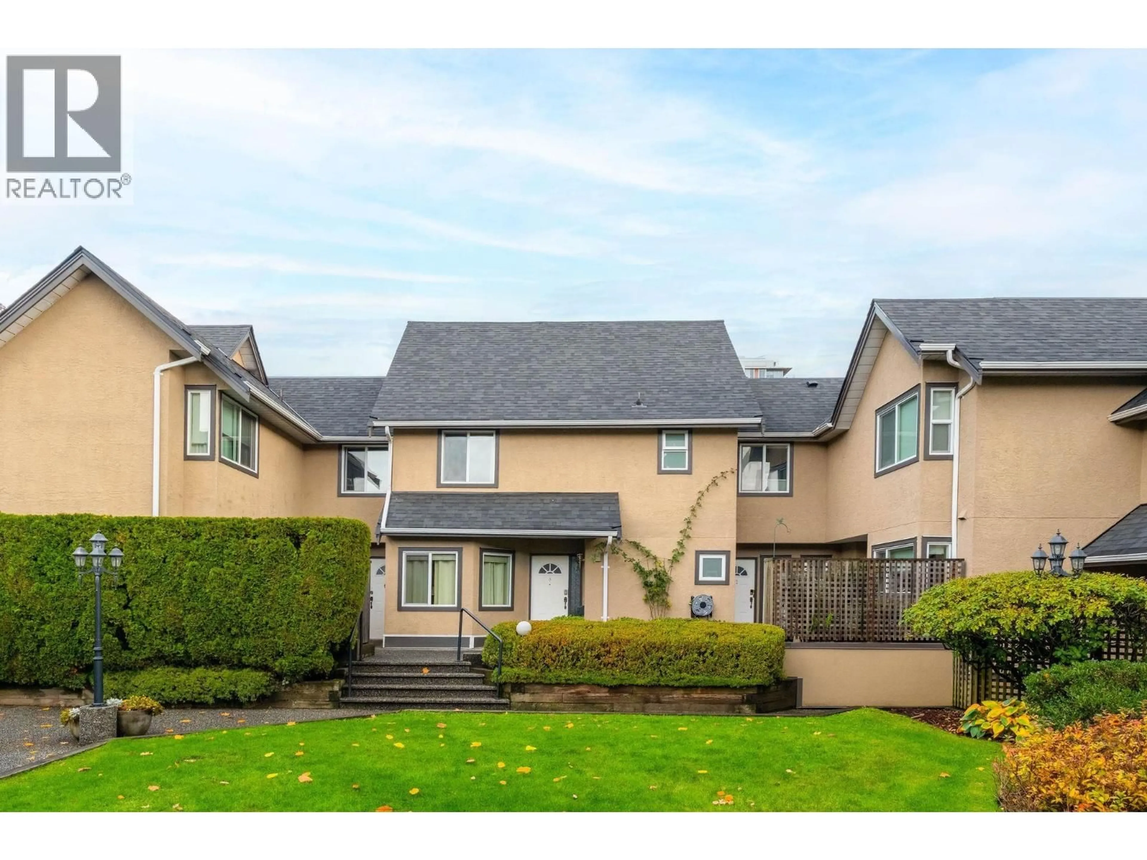 A pic from outside/outdoor area/front of a property/back of a property/a pic from drone, unknown for 3 - 237 16TH STREET, North Vancouver British Columbia V7M1T7