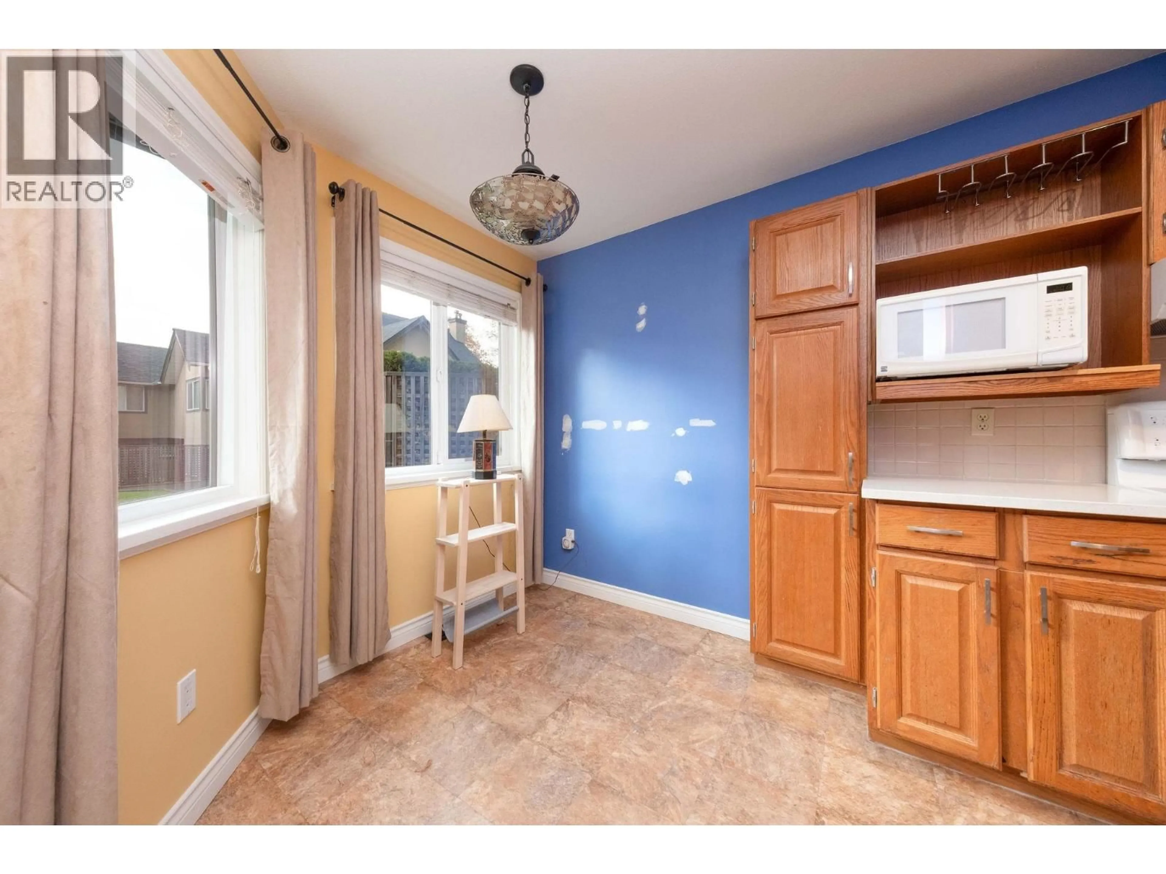 Unknown for 3 - 237 16TH STREET, North Vancouver British Columbia V7M1T7