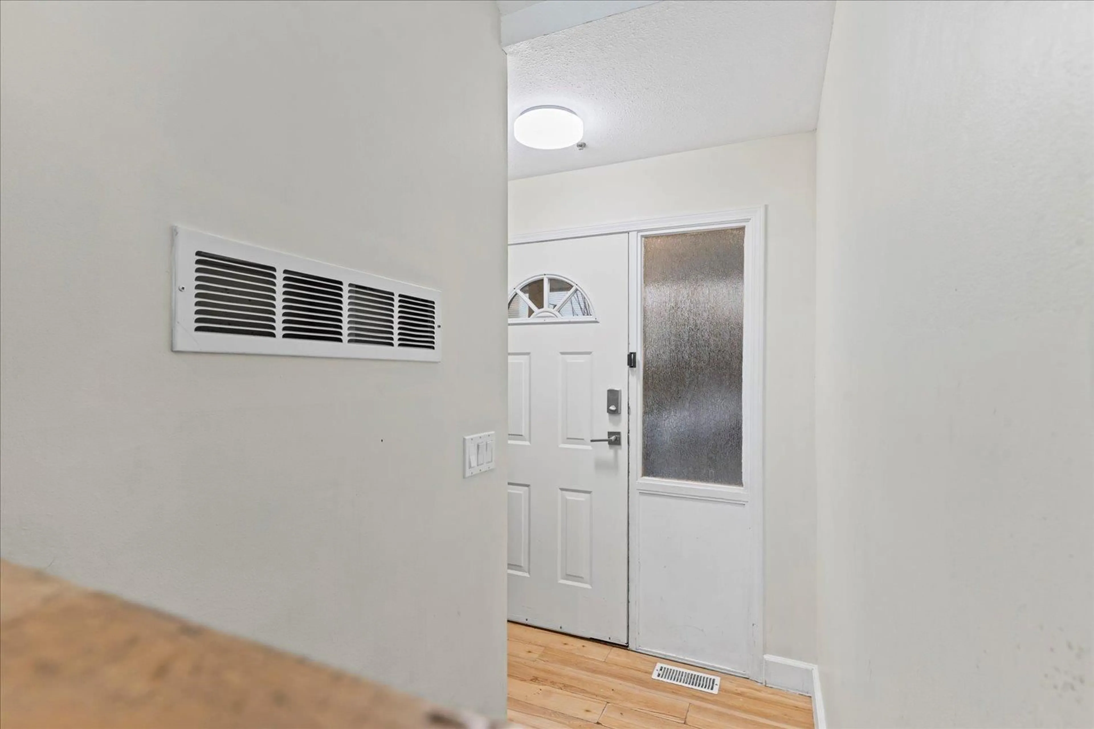 Indoor entryway for 15 - 3087 IMMEL STREET, Abbotsford British Columbia V2S6Z6