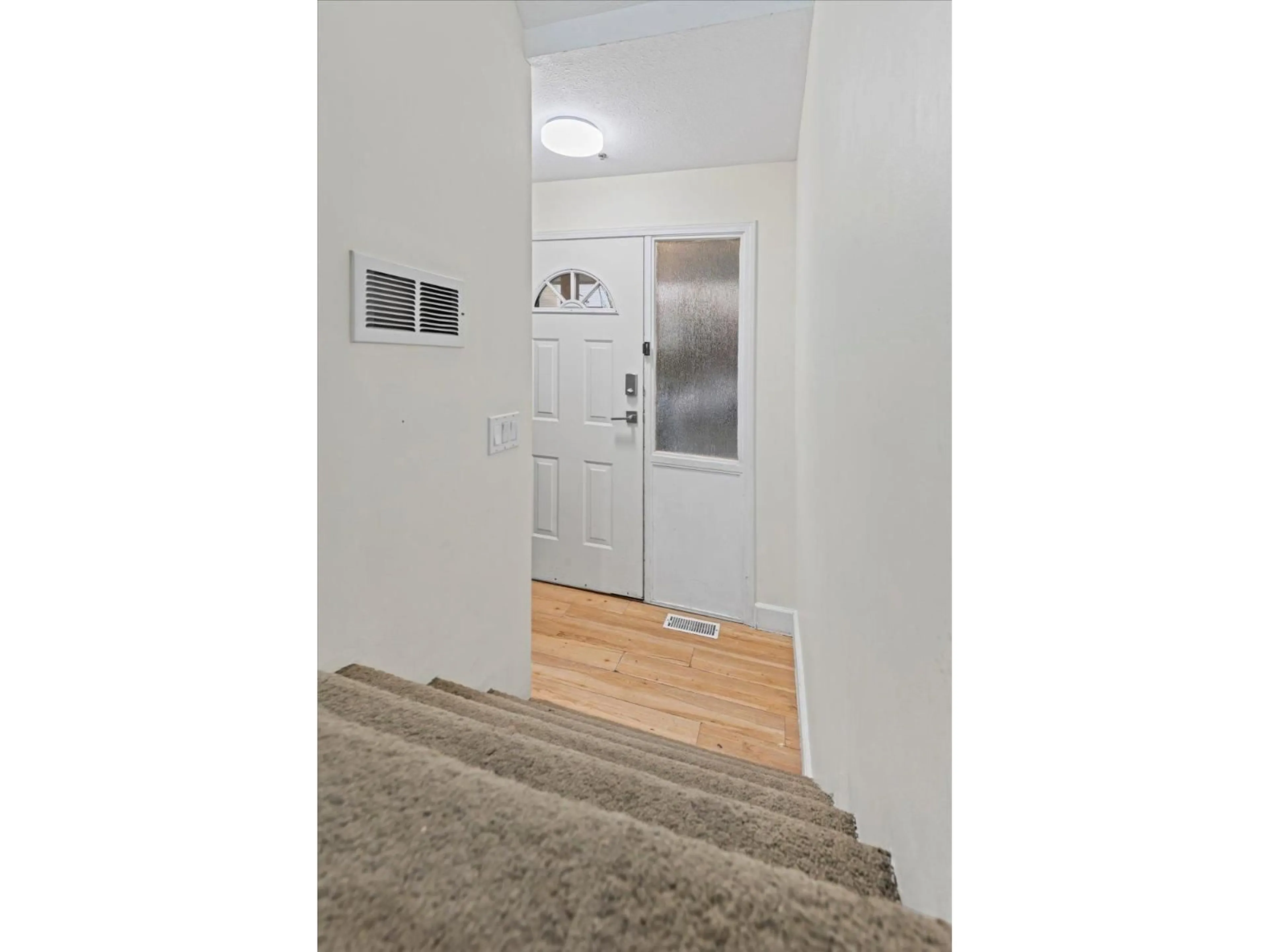 Indoor entryway for 15 - 3087 IMMEL STREET, Abbotsford British Columbia V2S6Z6