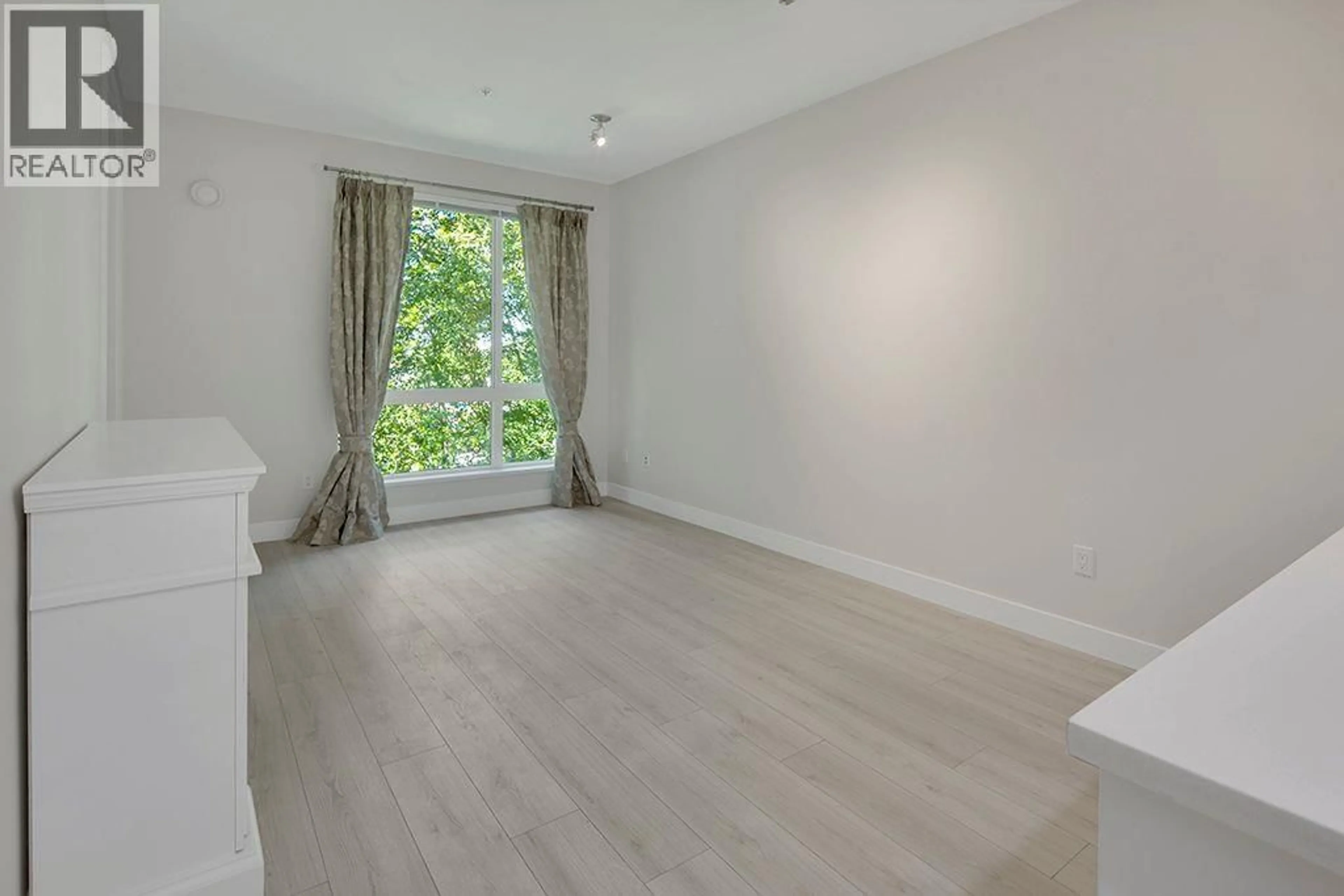 A pic of a room for 404 - 733 3RD STREET, North Vancouver British Columbia V7M0C8