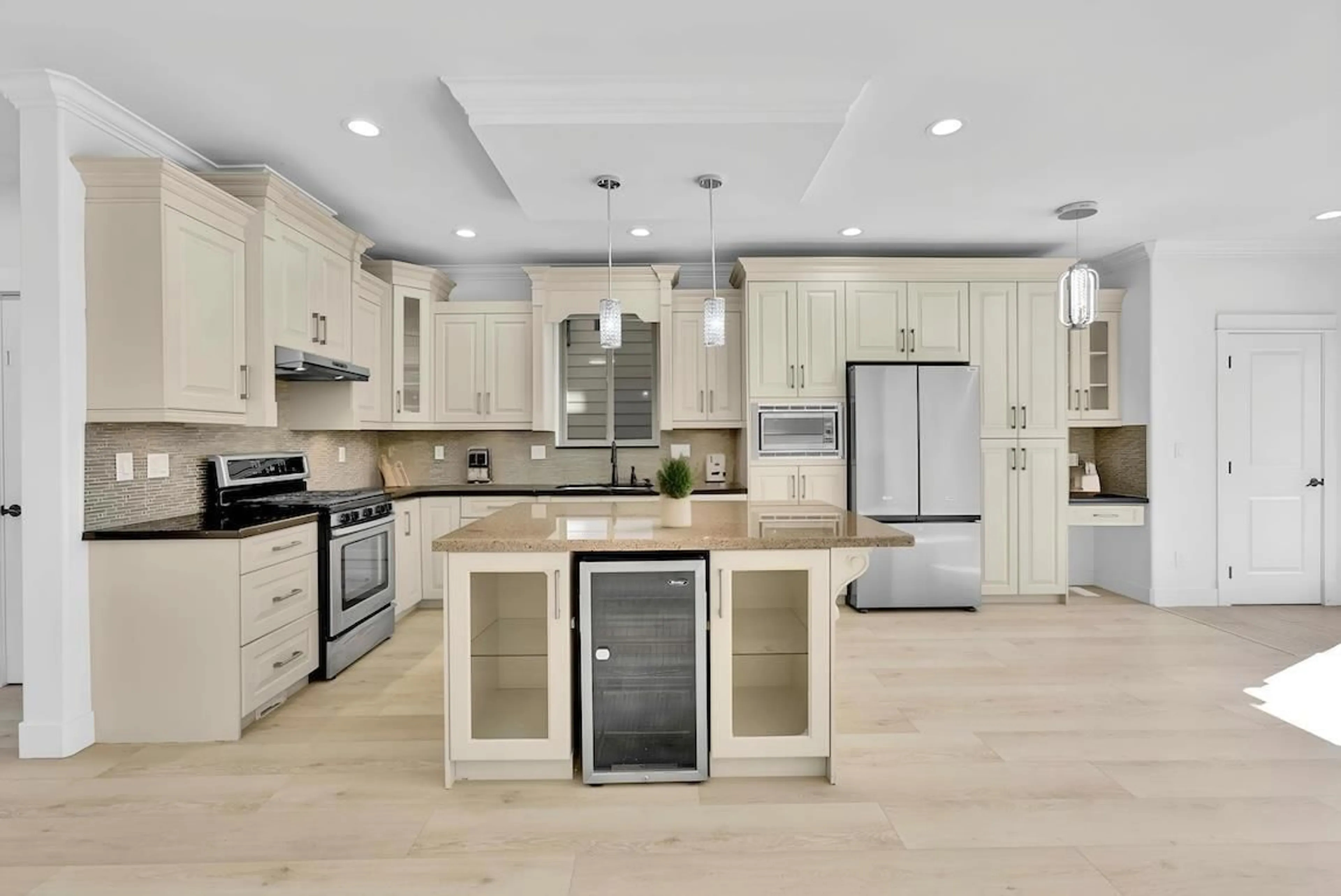 Open concept kitchen, ceramic/tile floor for 14636 36A, Surrey British Columbia V4P0E3