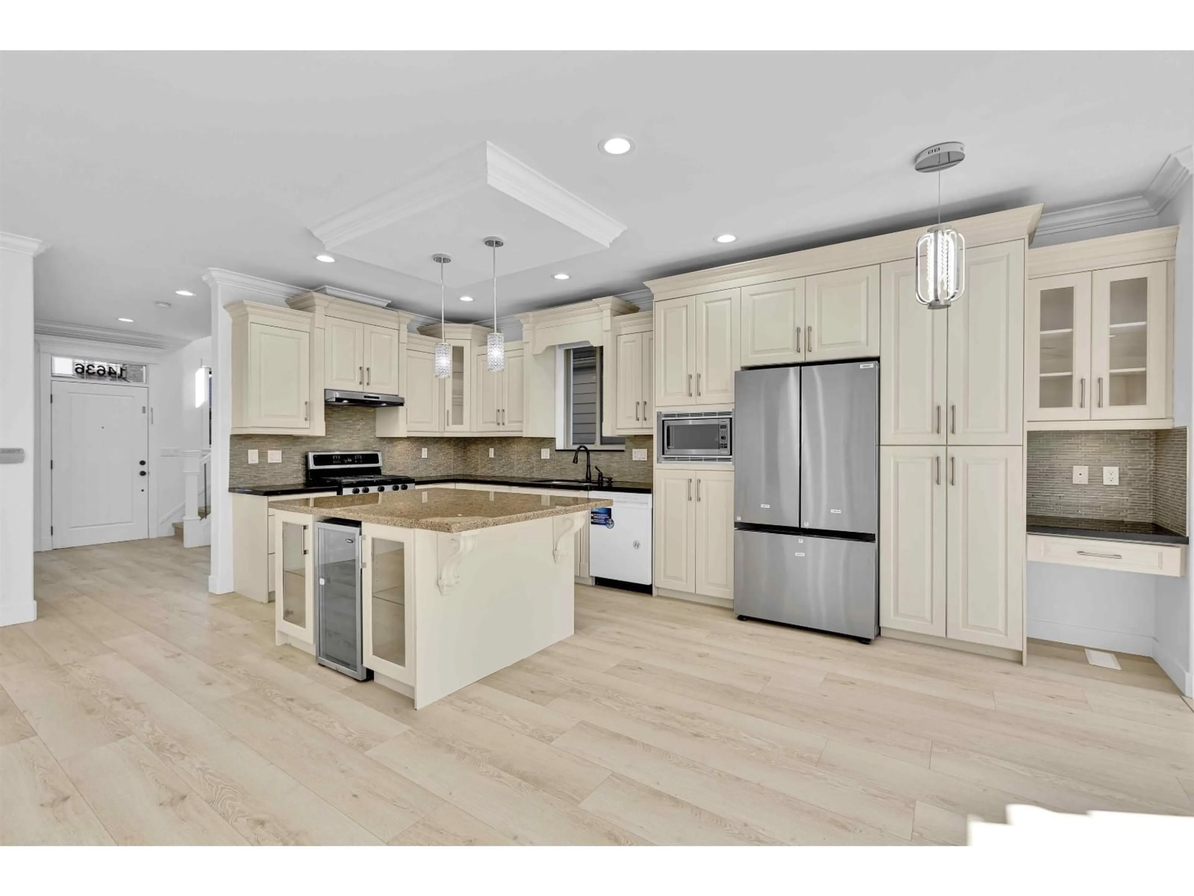 Open concept kitchen, unknown for 14636 36A, Surrey British Columbia V4P0E3