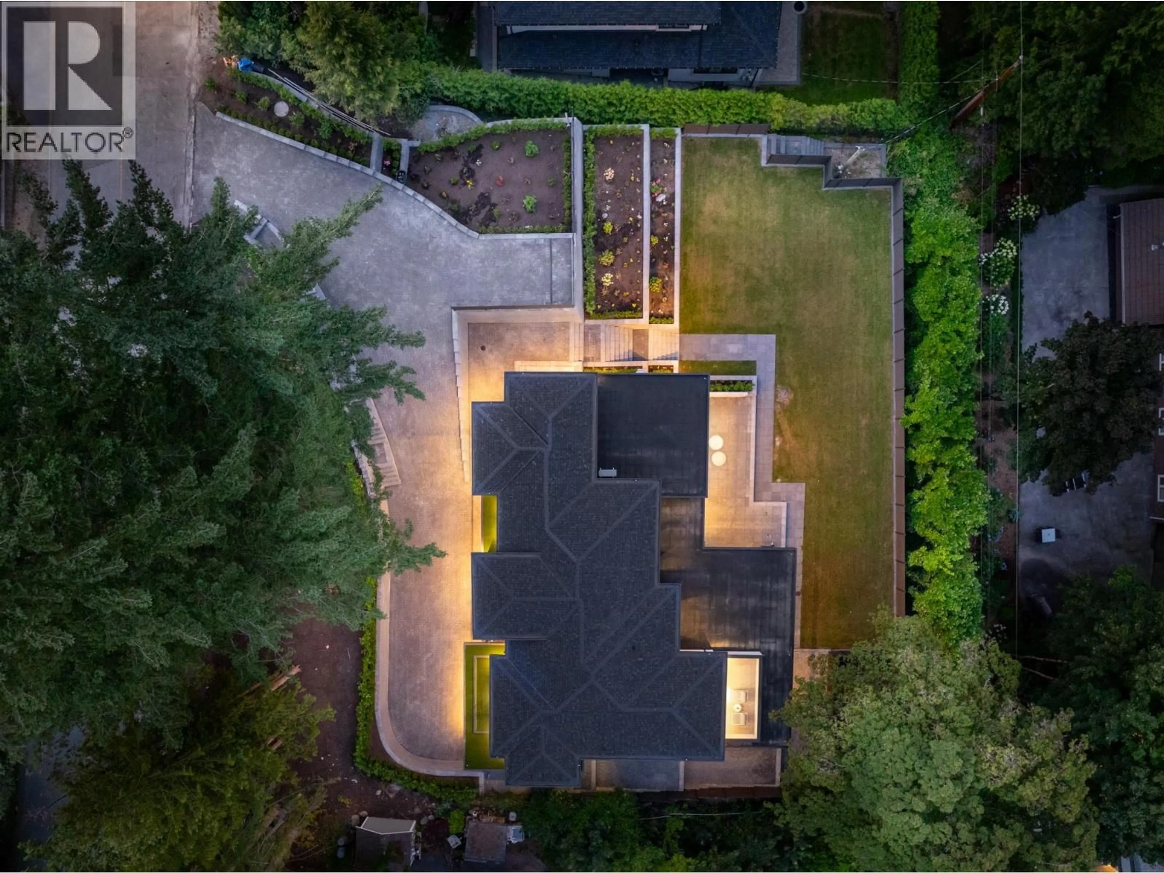 A pic from outside/outdoor area/front of a property/back of a property/a pic from drone, street for 620 KENWOOD ROAD, West Vancouver British Columbia V7S1S8