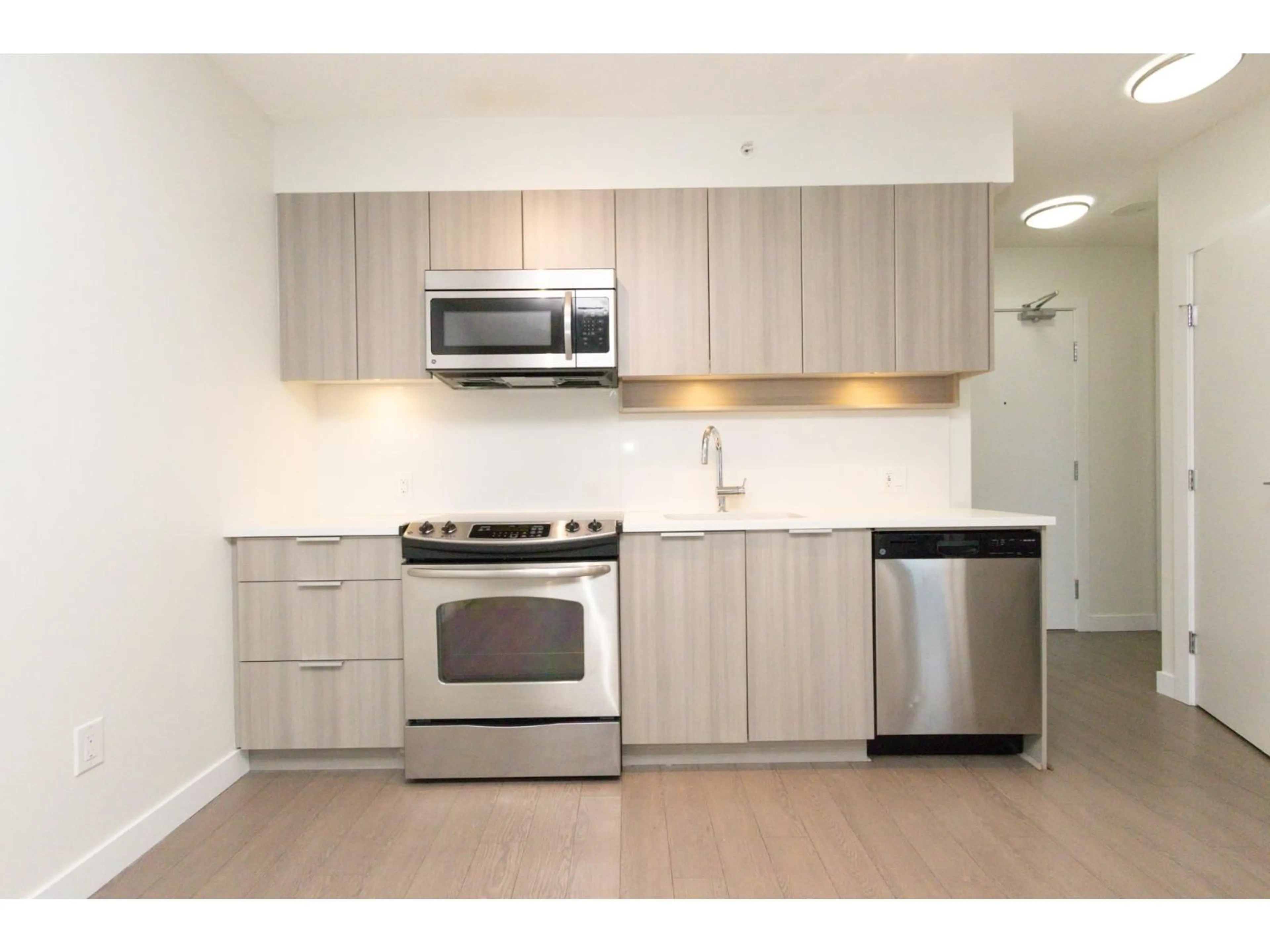 Standard kitchen, wood/laminate floor for 1402 - 13308 CENTRAL AVENUE, Surrey British Columbia V3T0M4