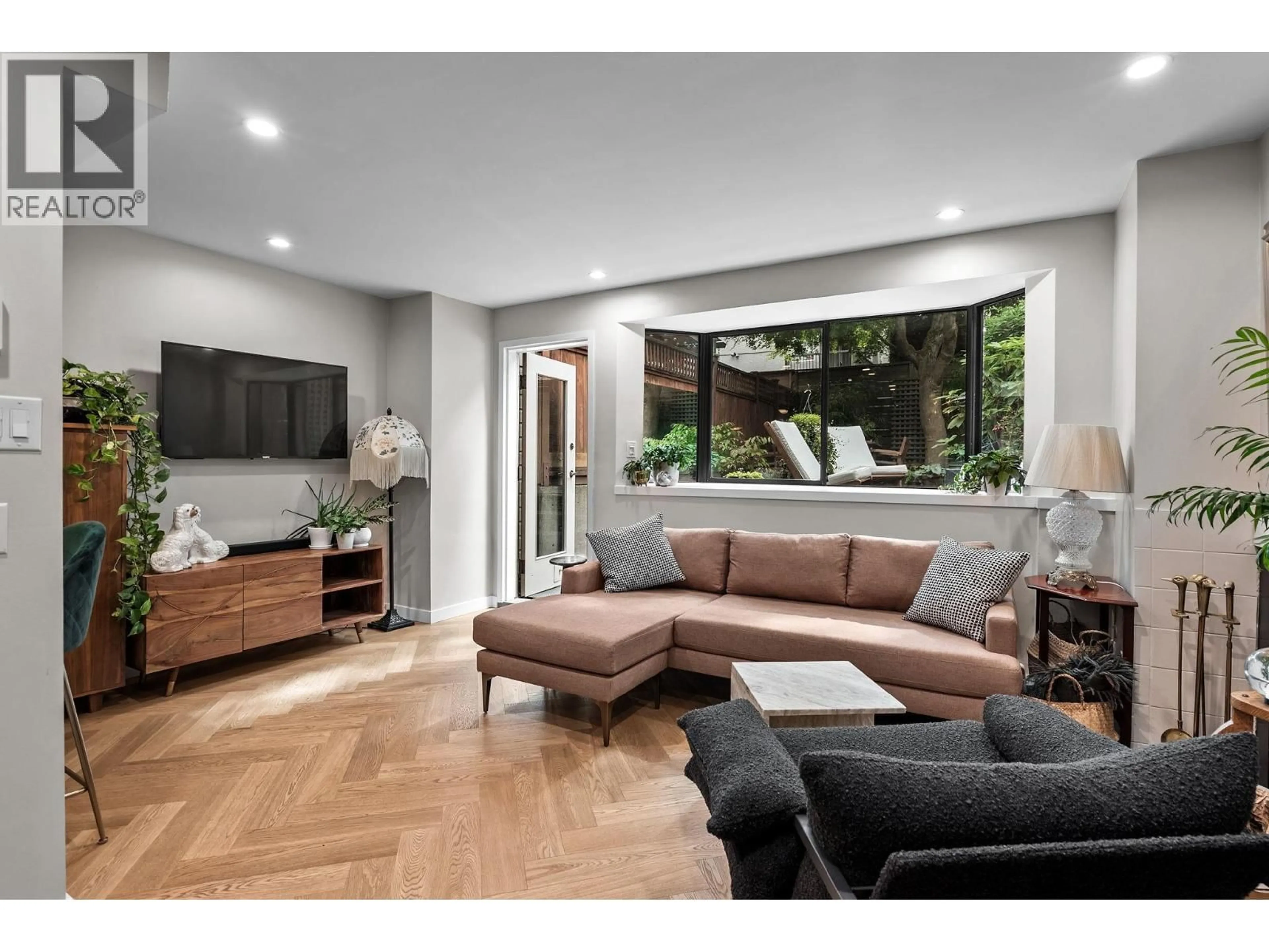 Living room with furniture, unknown for 1922 7TH AVENUE, Vancouver British Columbia V6J1T1