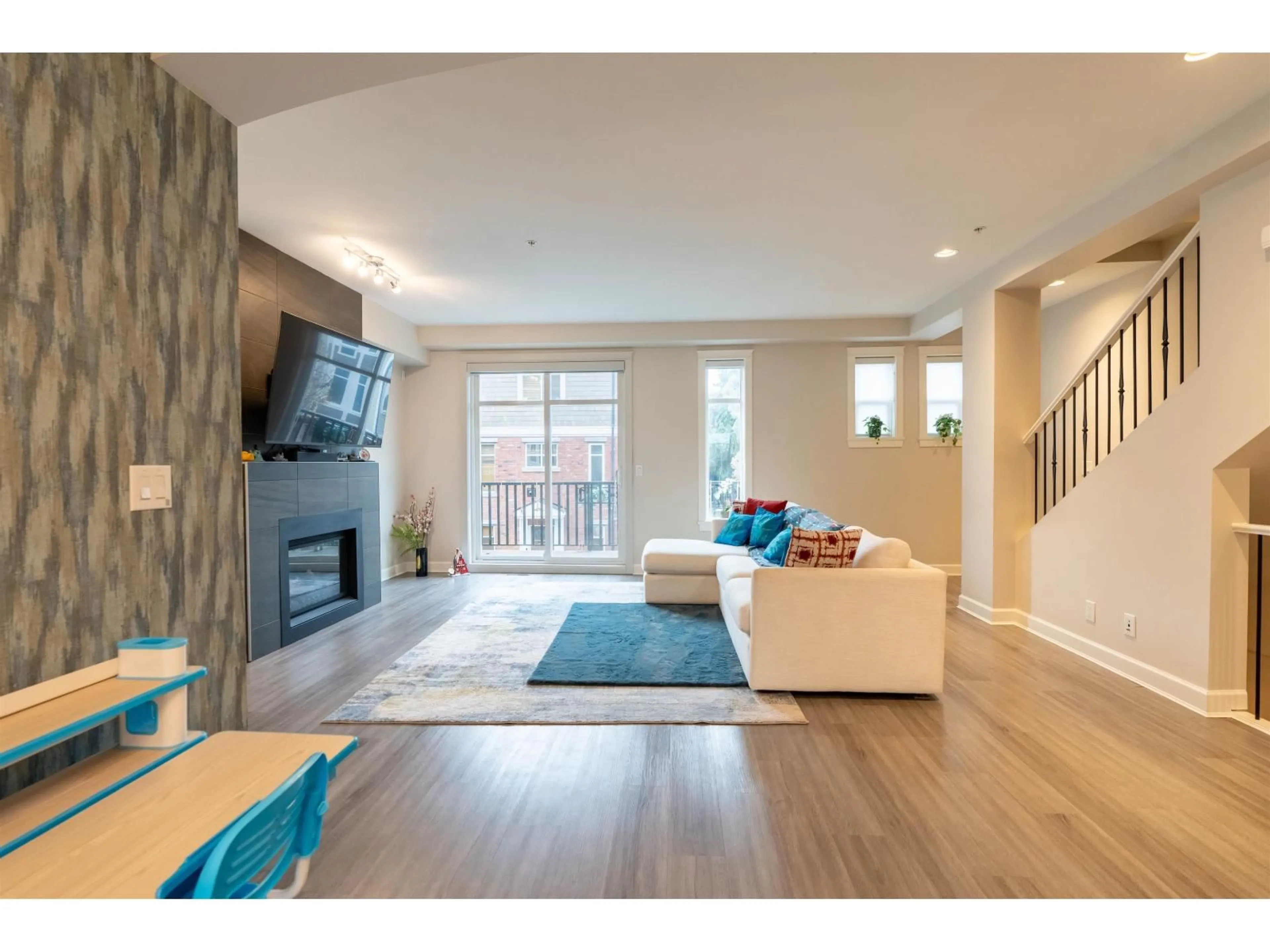 Living room with furniture, wood/laminate floor for 50 20738 84, Langley British Columbia V2Y0J6