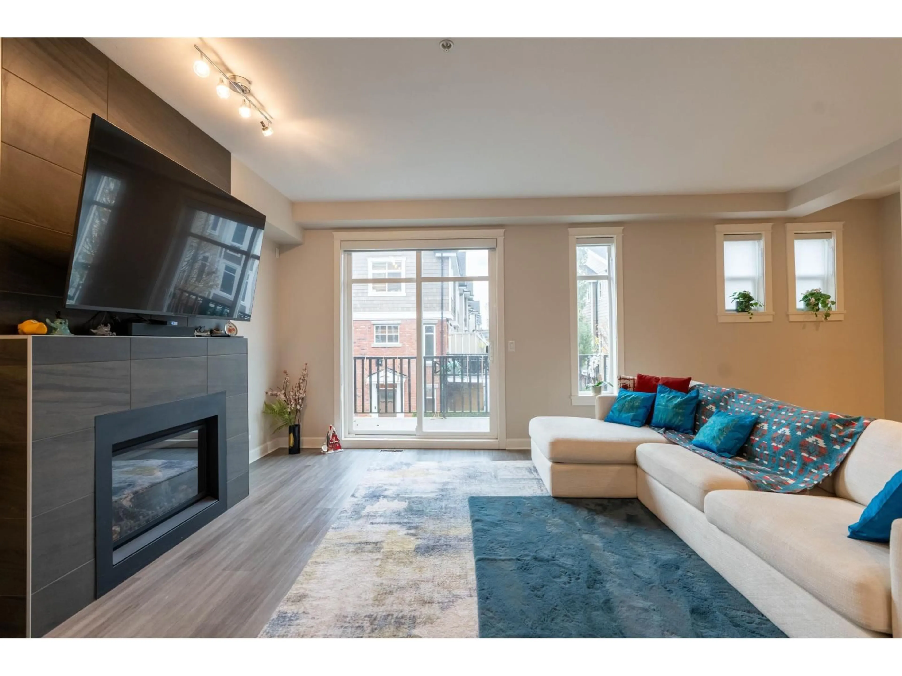Living room with furniture, wood/laminate floor for 50 20738 84, Langley British Columbia V2Y0J6
