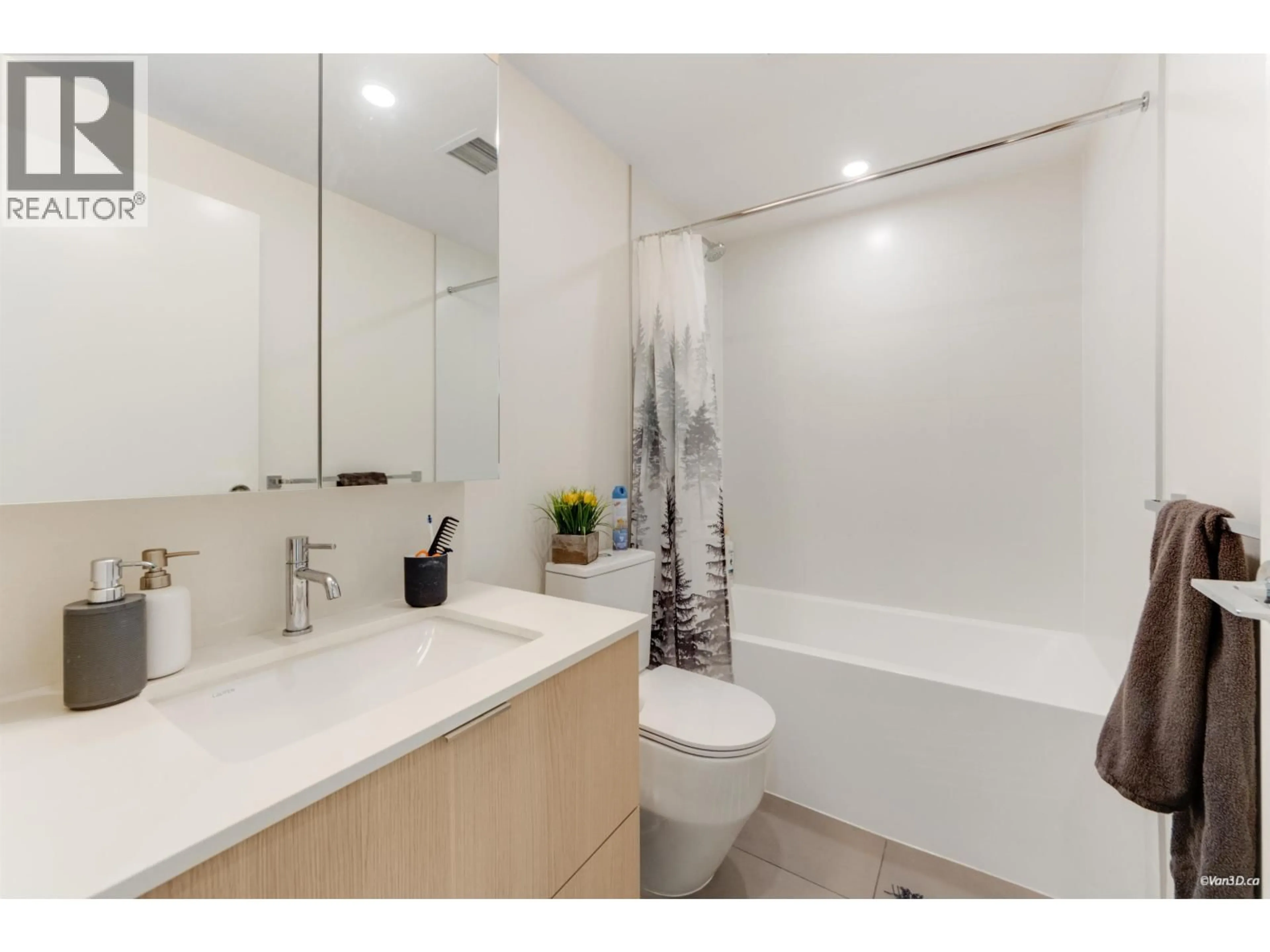 Standard bathroom, ceramic/tile floor for 610 - 308 ALDERSON AVENUE, Coquitlam British Columbia V3K0J2