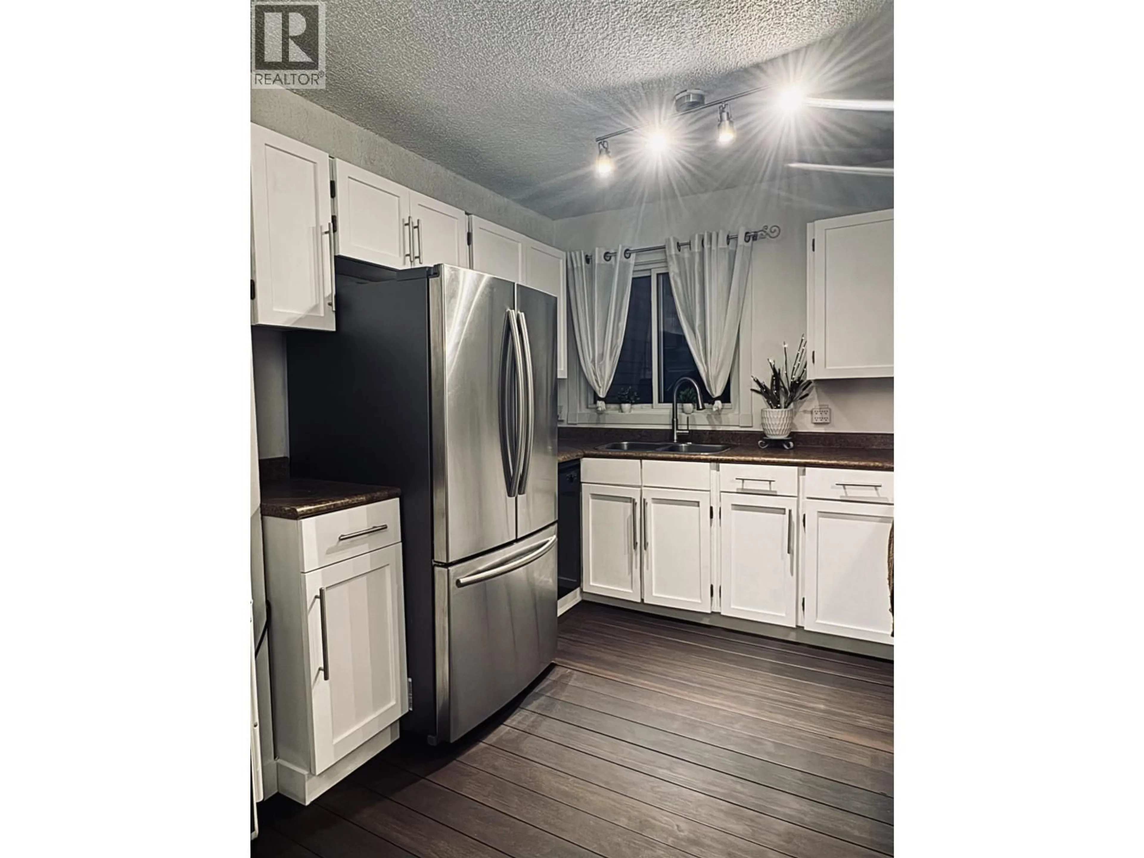 Standard kitchen, wood/laminate floor for 2082 SPRINGER AVENUE, Burnaby British Columbia V5B3M5