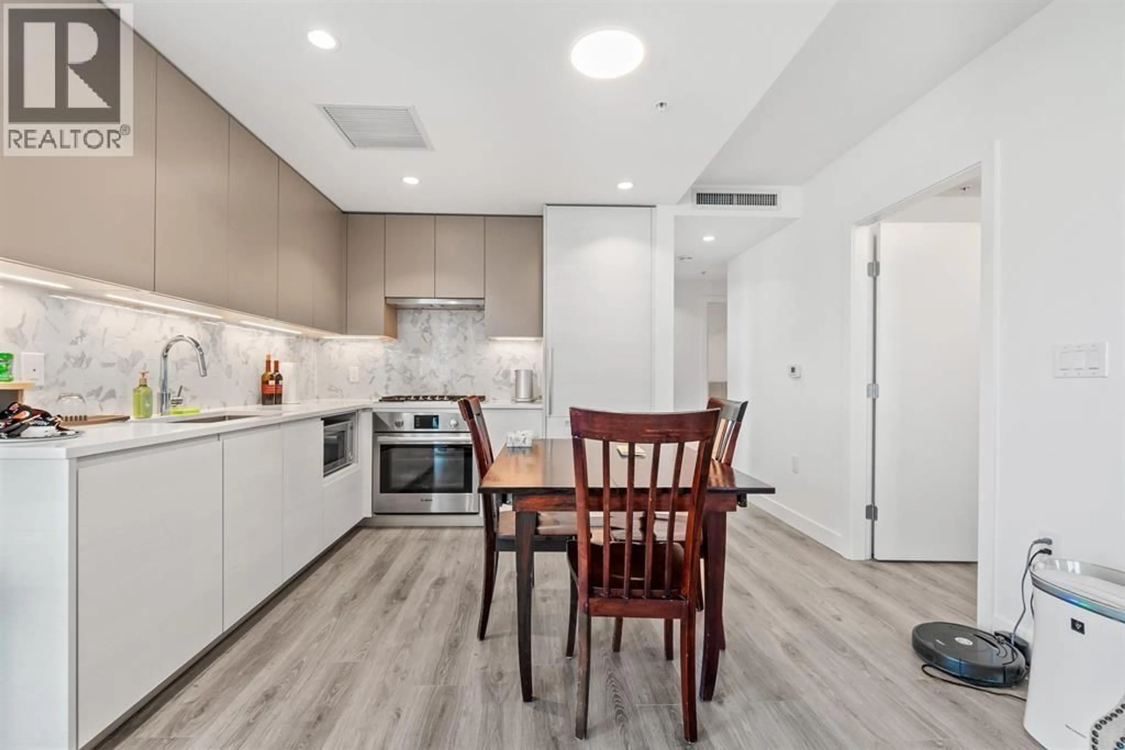 Standard kitchen, unknown for 502 - 8188 FRASER STREET, Vancouver British Columbia V5X0J8