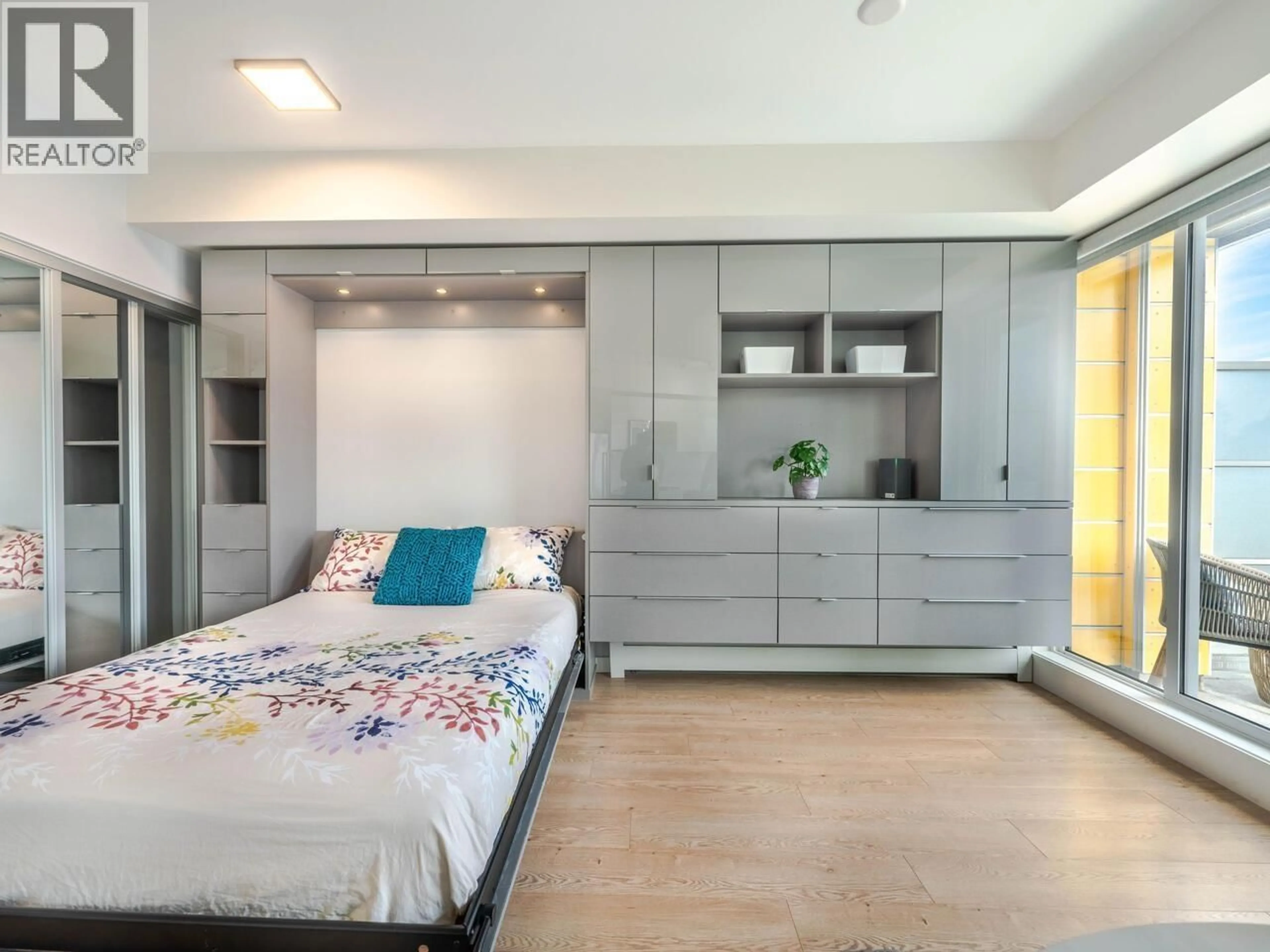 Bedroom with bed, wood/laminate floor for 609 - 417 GREAT NORTHERN WAY, Vancouver British Columbia V5T0G7