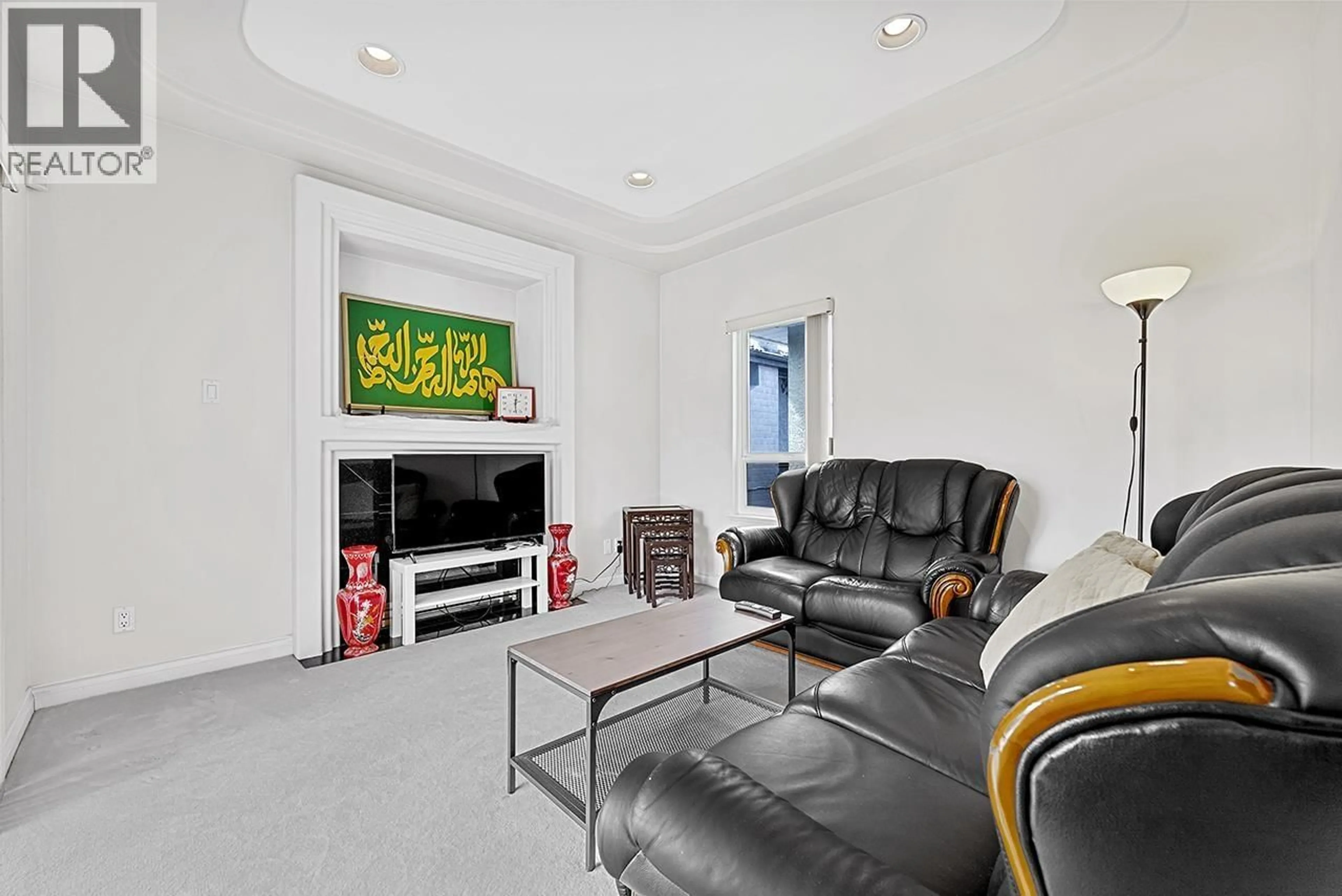 Living room with furniture, unknown for 7362 WAVERLEY AVENUE, Burnaby British Columbia V5J4A6