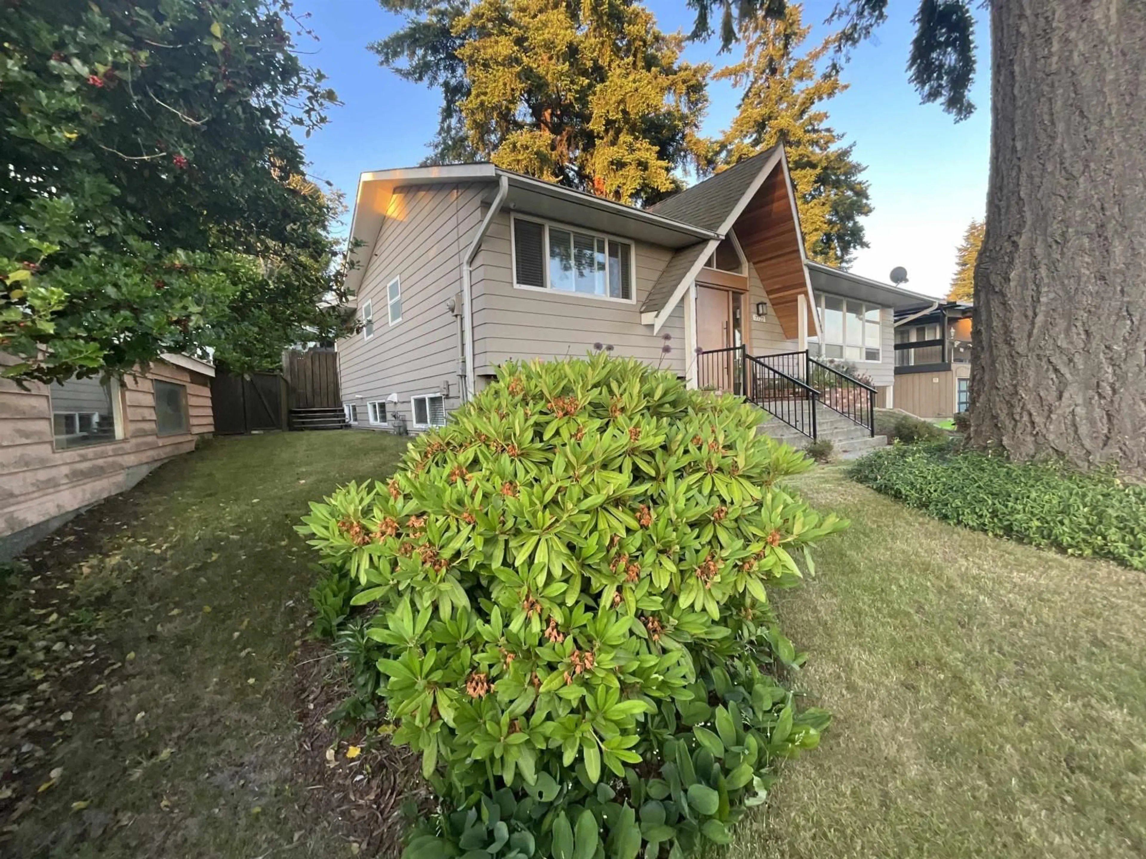 A pic from outside/outdoor area/front of a property/back of a property/a pic from drone, street for 7722 GARFIELD, Delta British Columbia V4C4E5