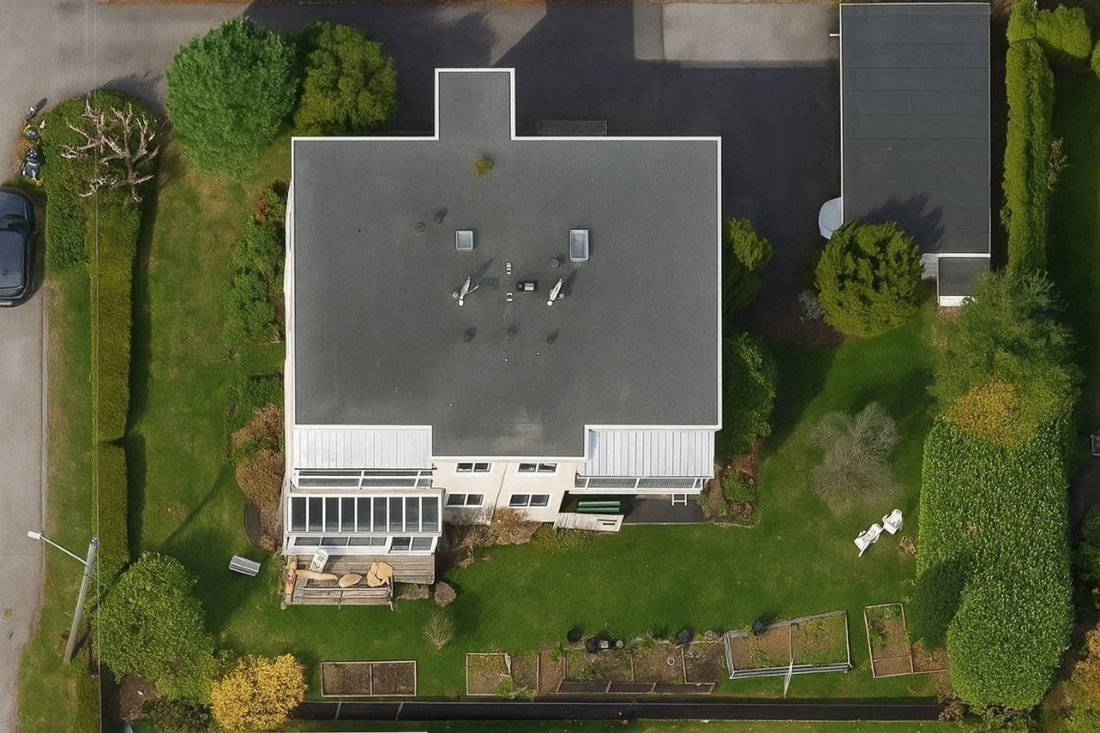 A pic from outside/outdoor area/front of a property/back of a property/a pic from drone, building for 1 - 1040 PARKER, White Rock British Columbia V4B4R7