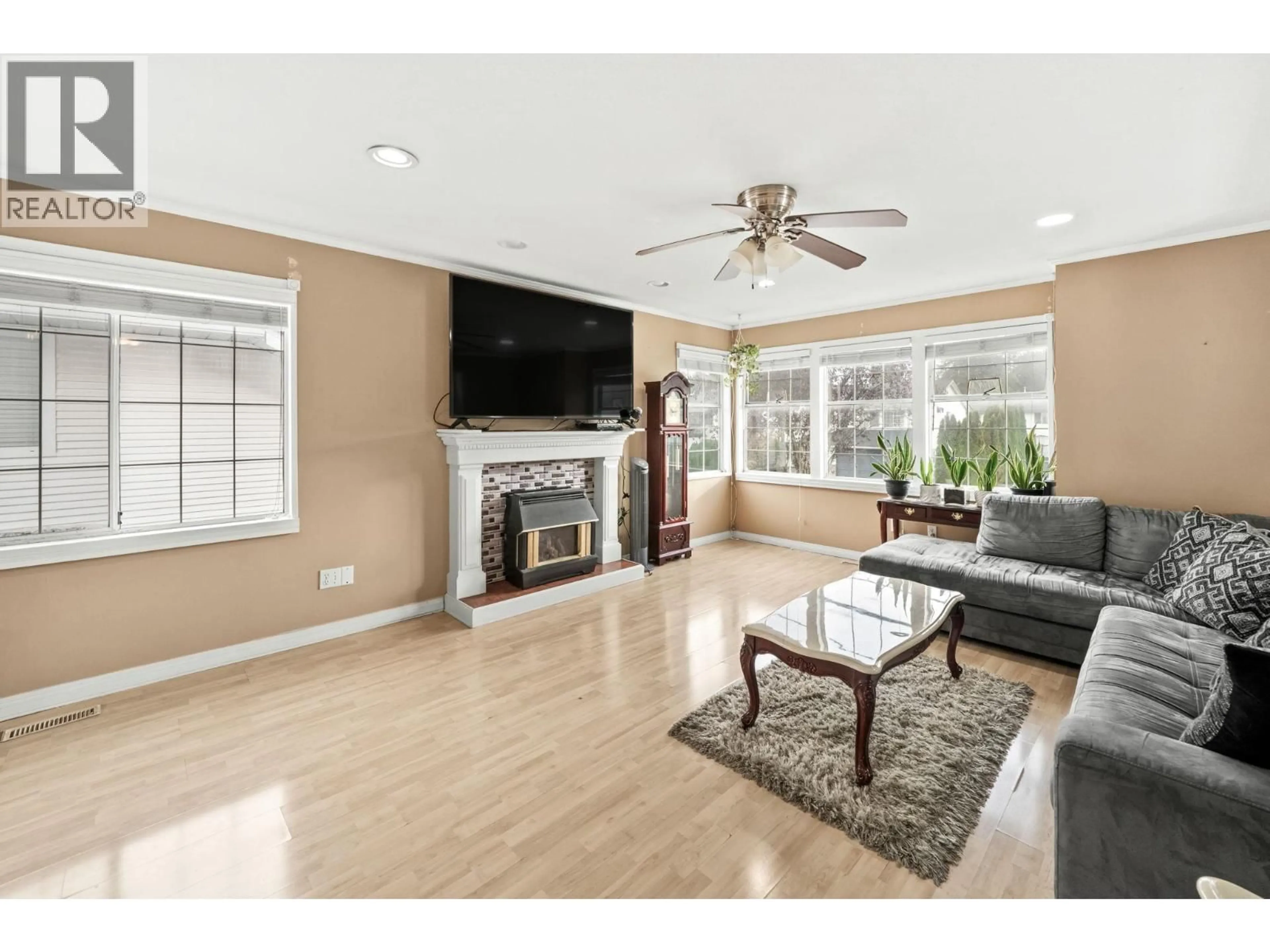 Living room with furniture, unknown for 12349 NIKOLA STREET, Pitt Meadows British Columbia V3Y2K9