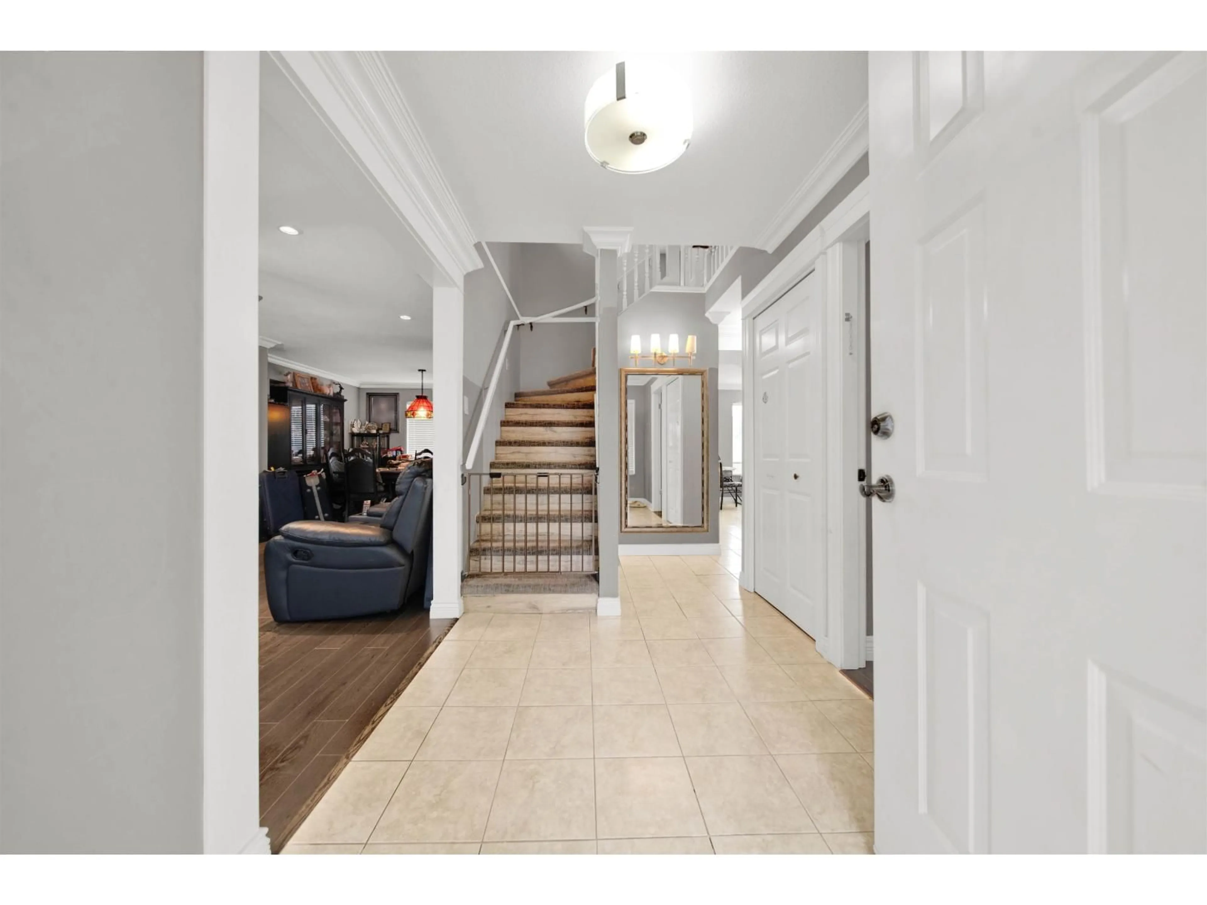 Indoor foyer for 7478 123 STREET, Surrey British Columbia V3W9N1