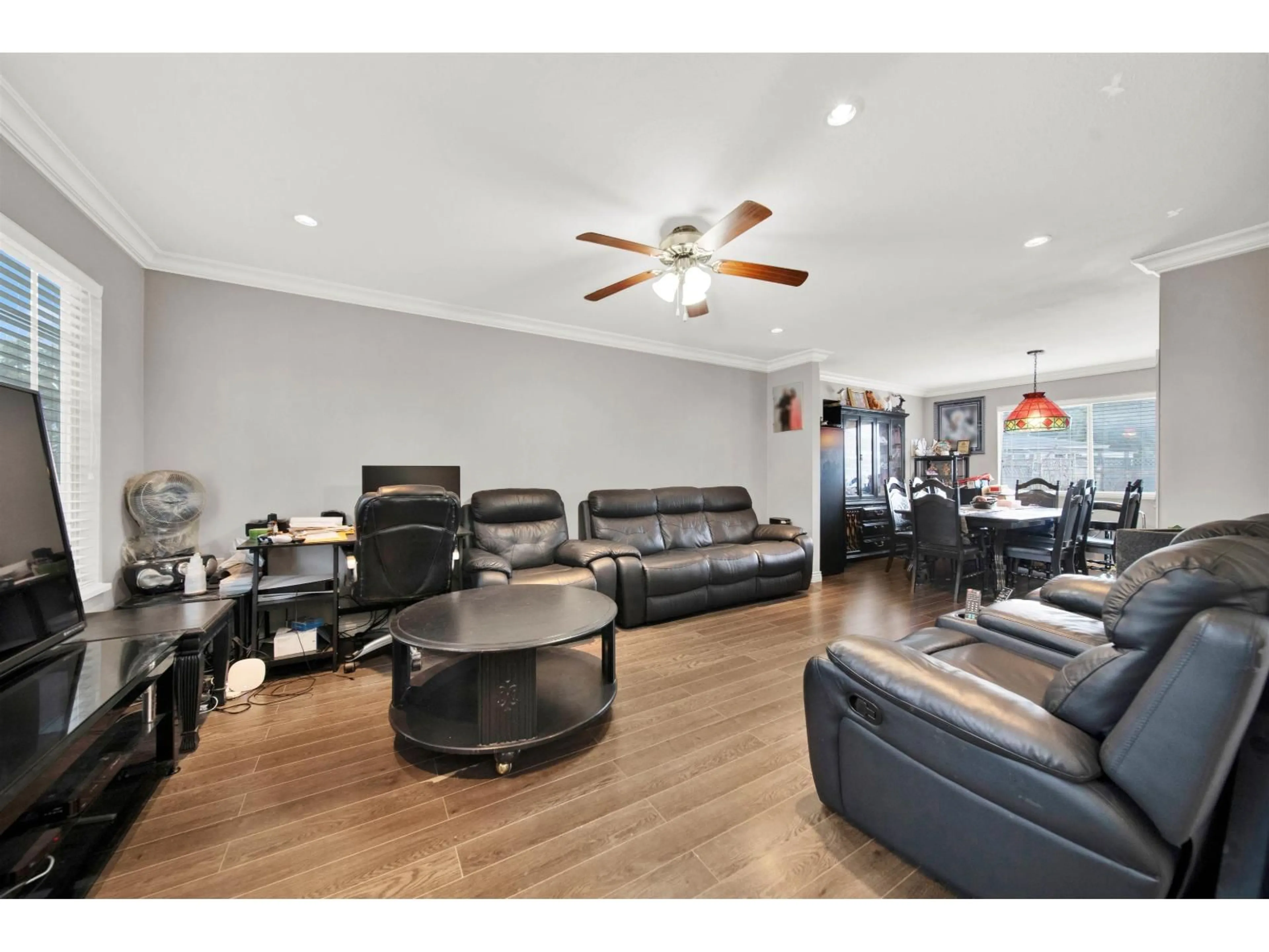 Living room with furniture, wood/laminate floor for 7478 123 STREET, Surrey British Columbia V3W9N1