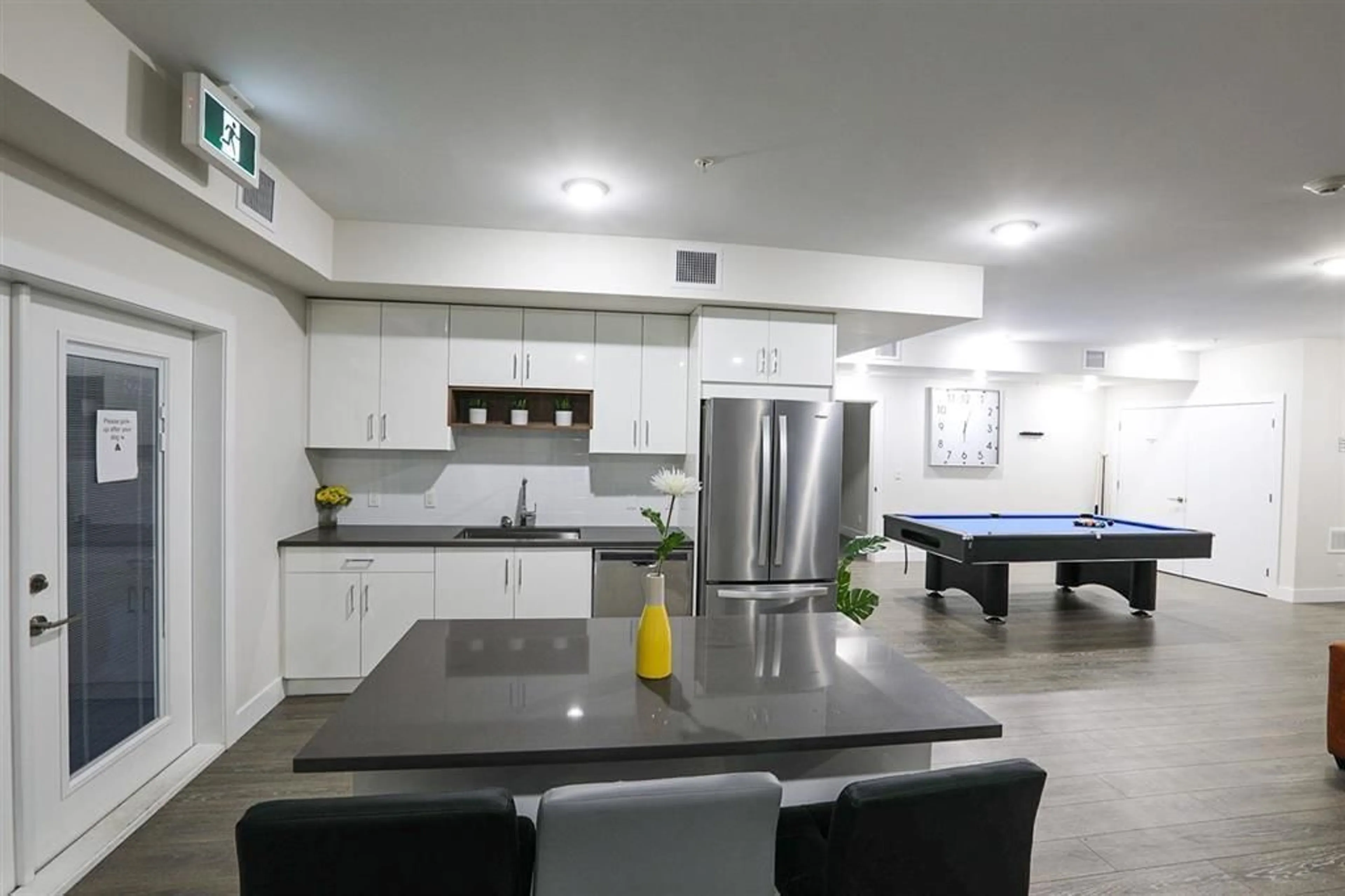 Standard kitchen, unknown for 515 - 15351 101, Surrey British Columbia V3R0G2