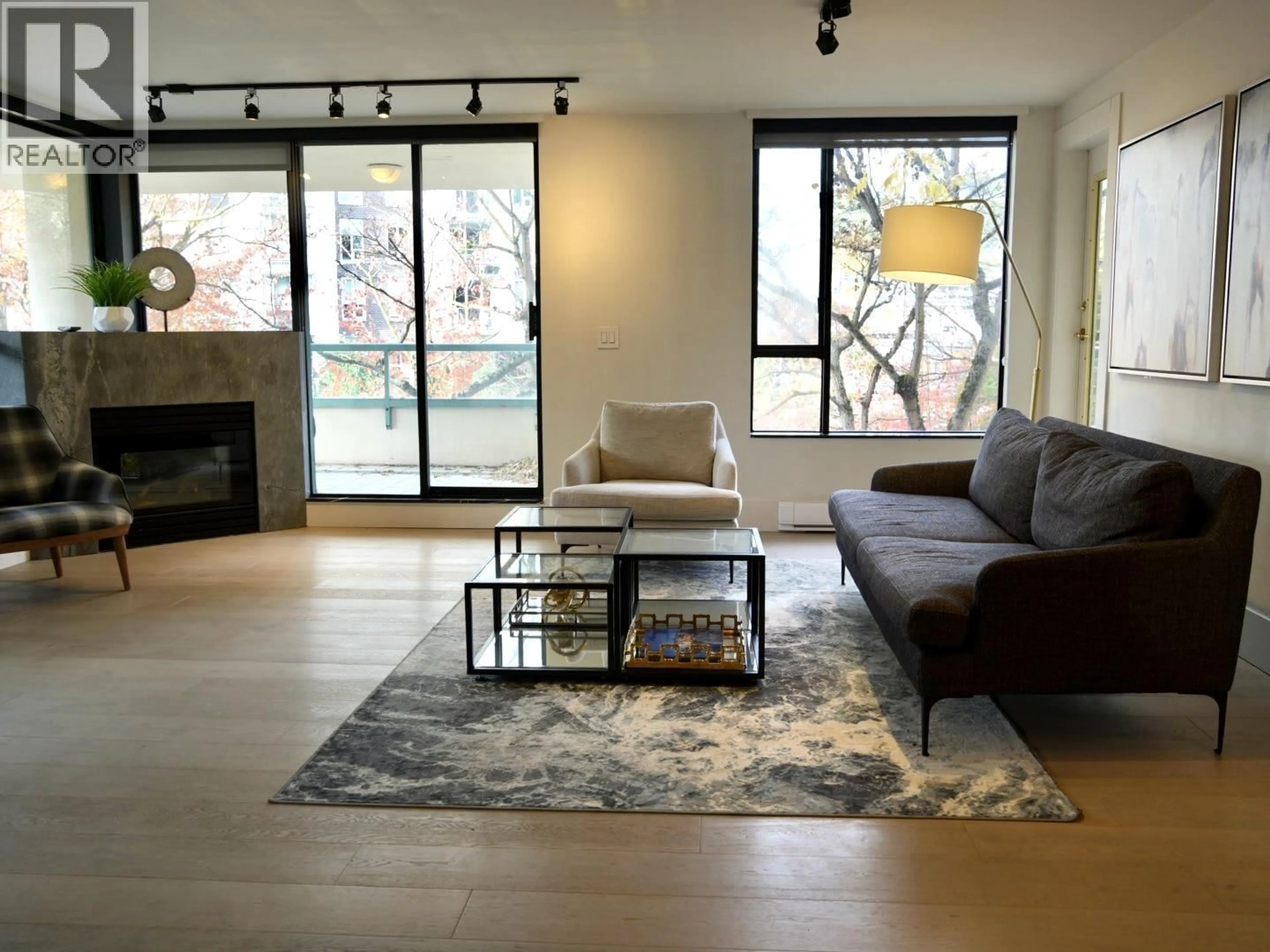 Living room with furniture, wood/laminate floor for 3D - 328 TAYLOR WAY, West Vancouver British Columbia V7T2Y4