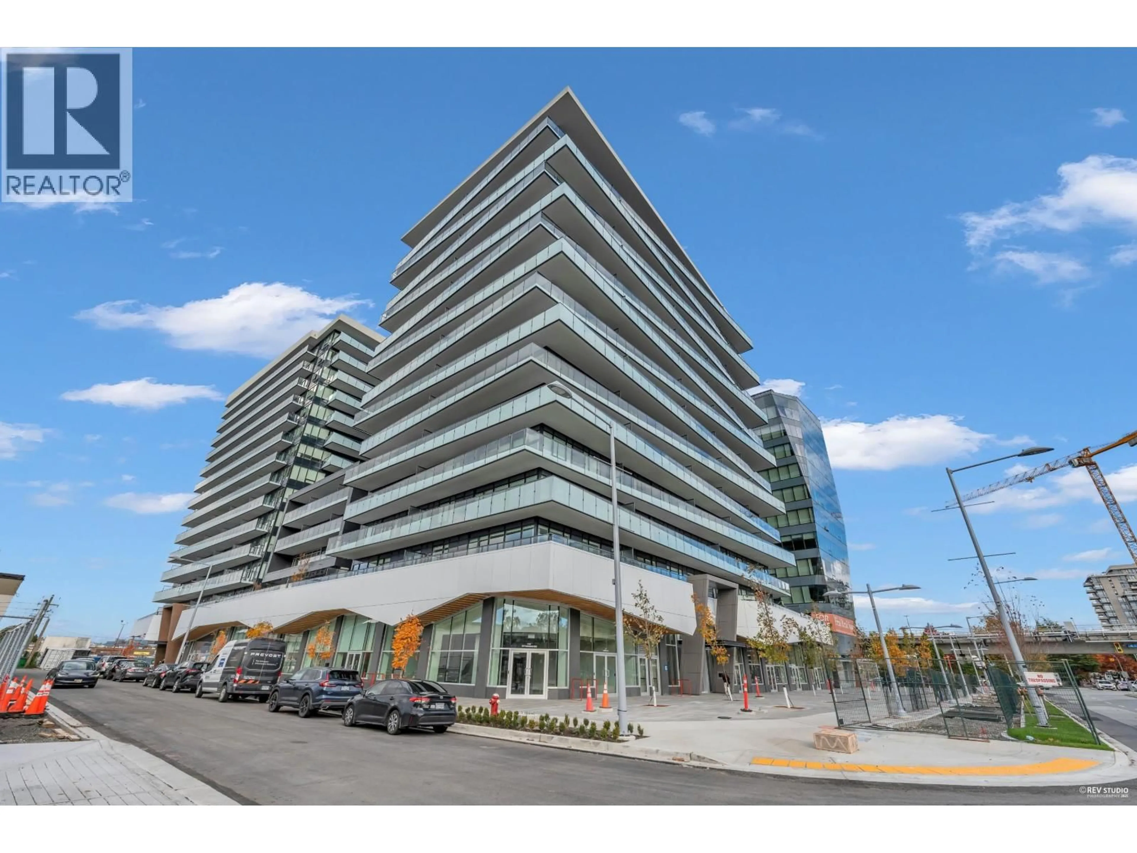 Indoor foyer for 405 - 7977 LANSDOWNE ROAD, Richmond British Columbia V6X0X7