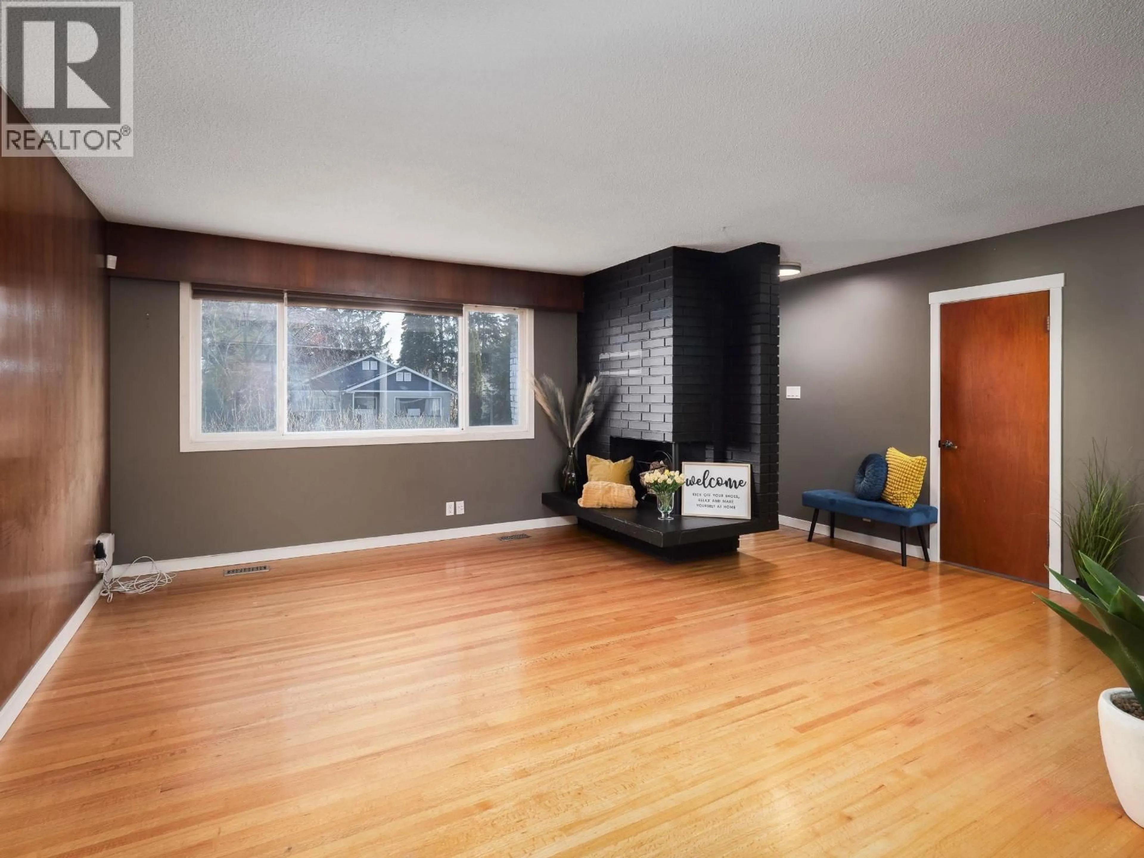 Living room with furniture, wood/laminate floor for 1547 IRWIN STREET, Prince George British Columbia V2M2Y6