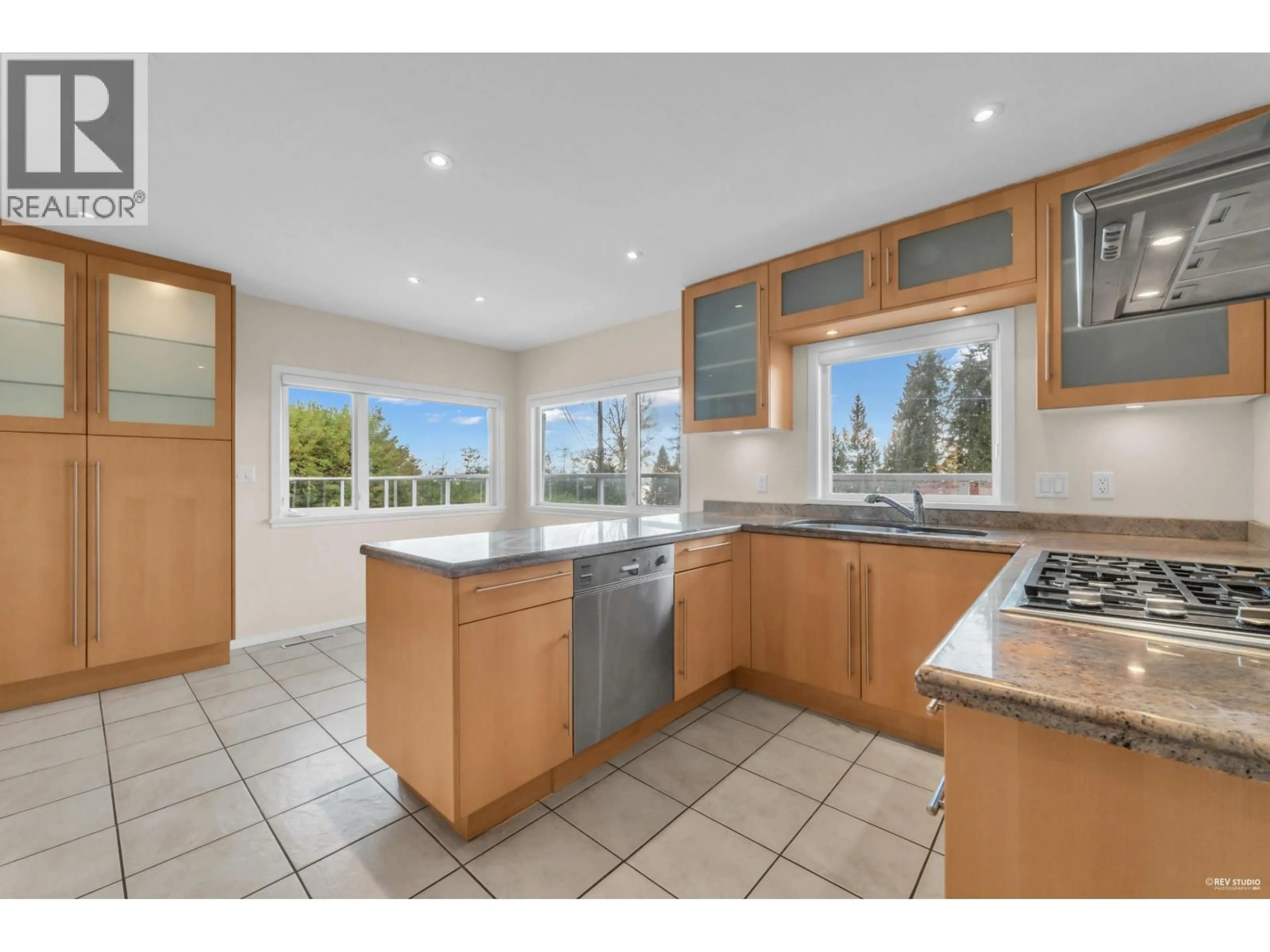 Open concept kitchen, ceramic/tile floor for 2615 SKILIFT PLACE, West Vancouver British Columbia V7S2T6