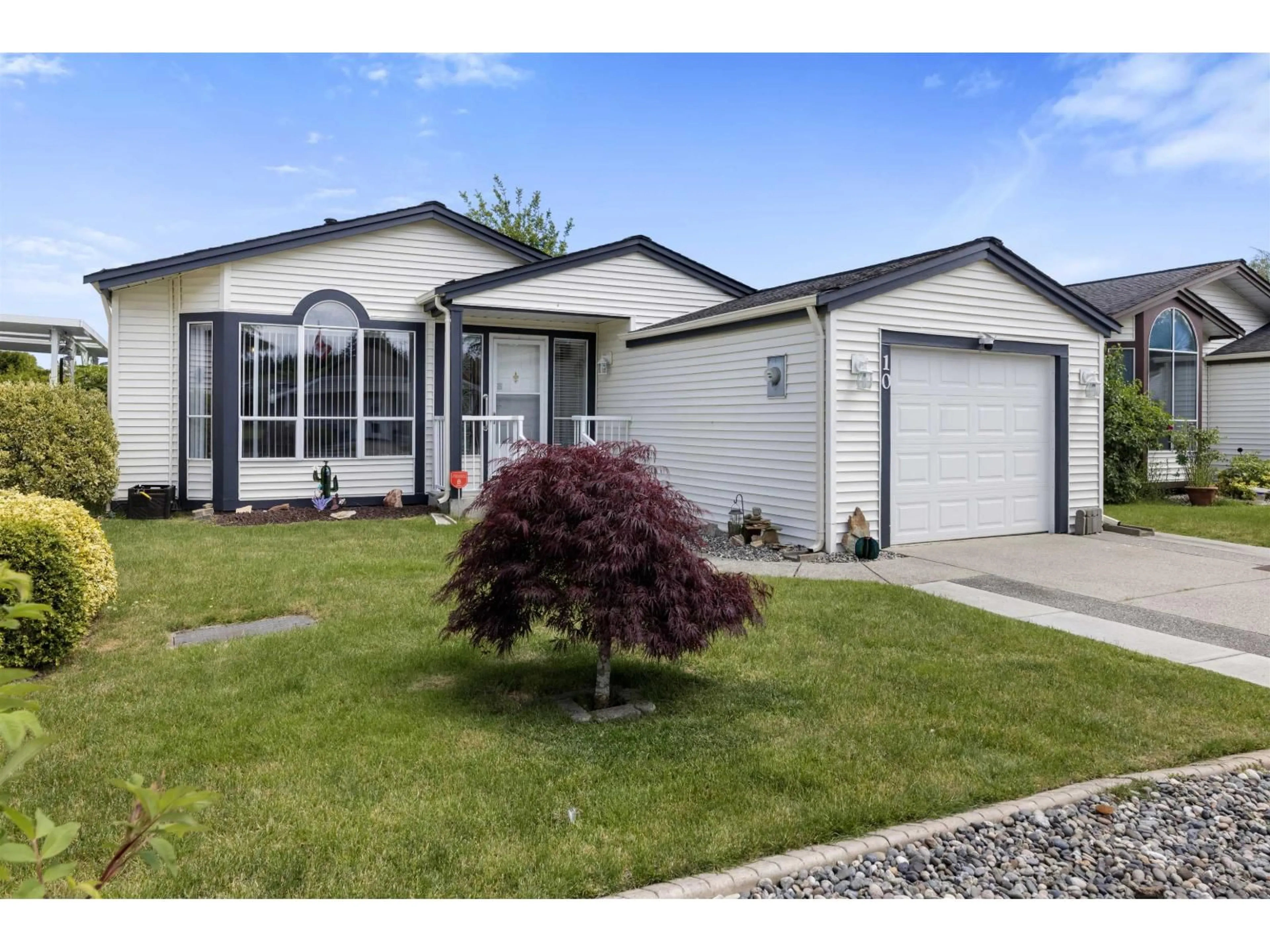 Home with vinyl exterior material, street for 10 - 2345 CRANLEY, Surrey British Columbia V4A9G5