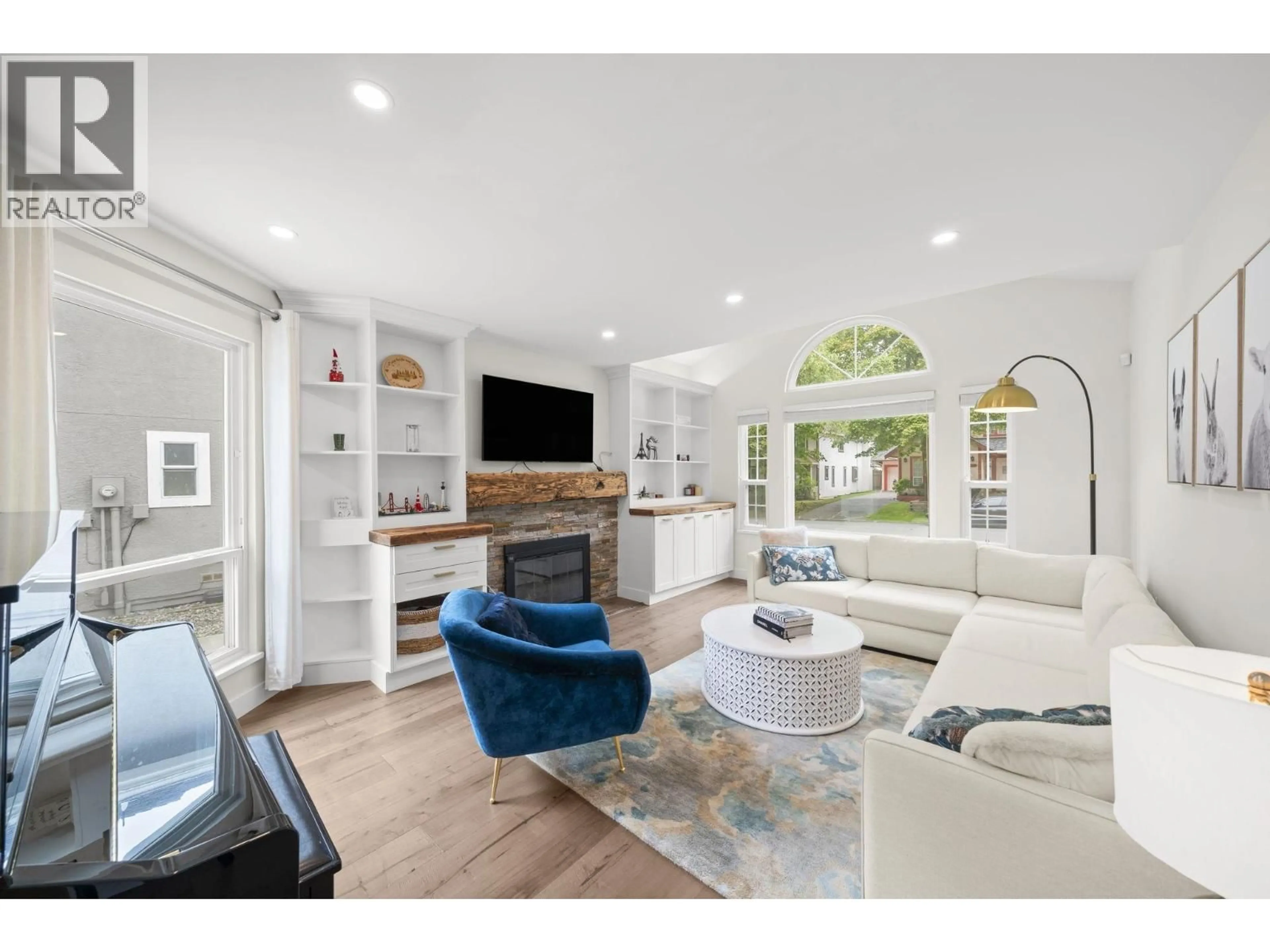 Living room with furniture, unknown for 860 RUCKLE COURT, North Vancouver British Columbia V7H2P6