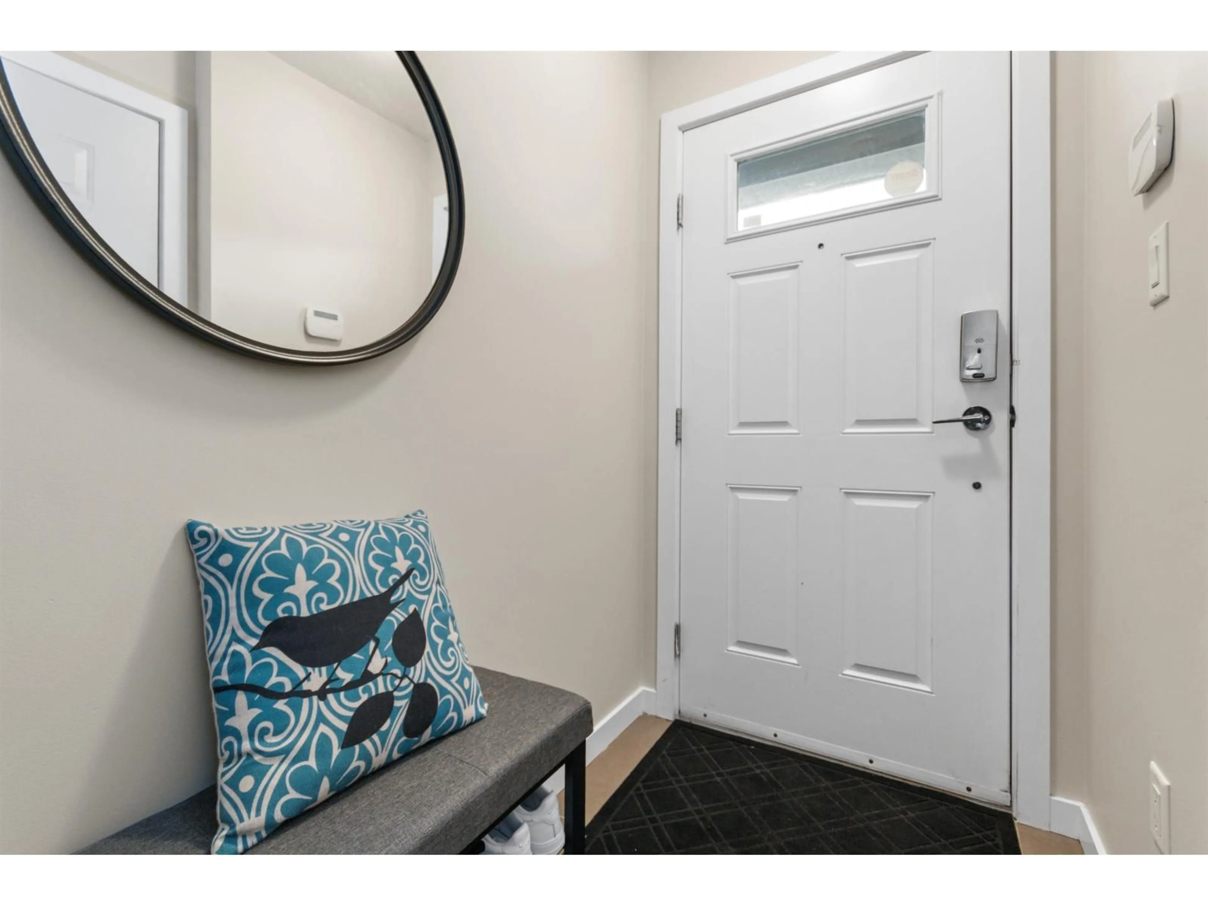 Indoor entryway for 27 - 34248 KING, Abbotsford British Columbia V2S0B1