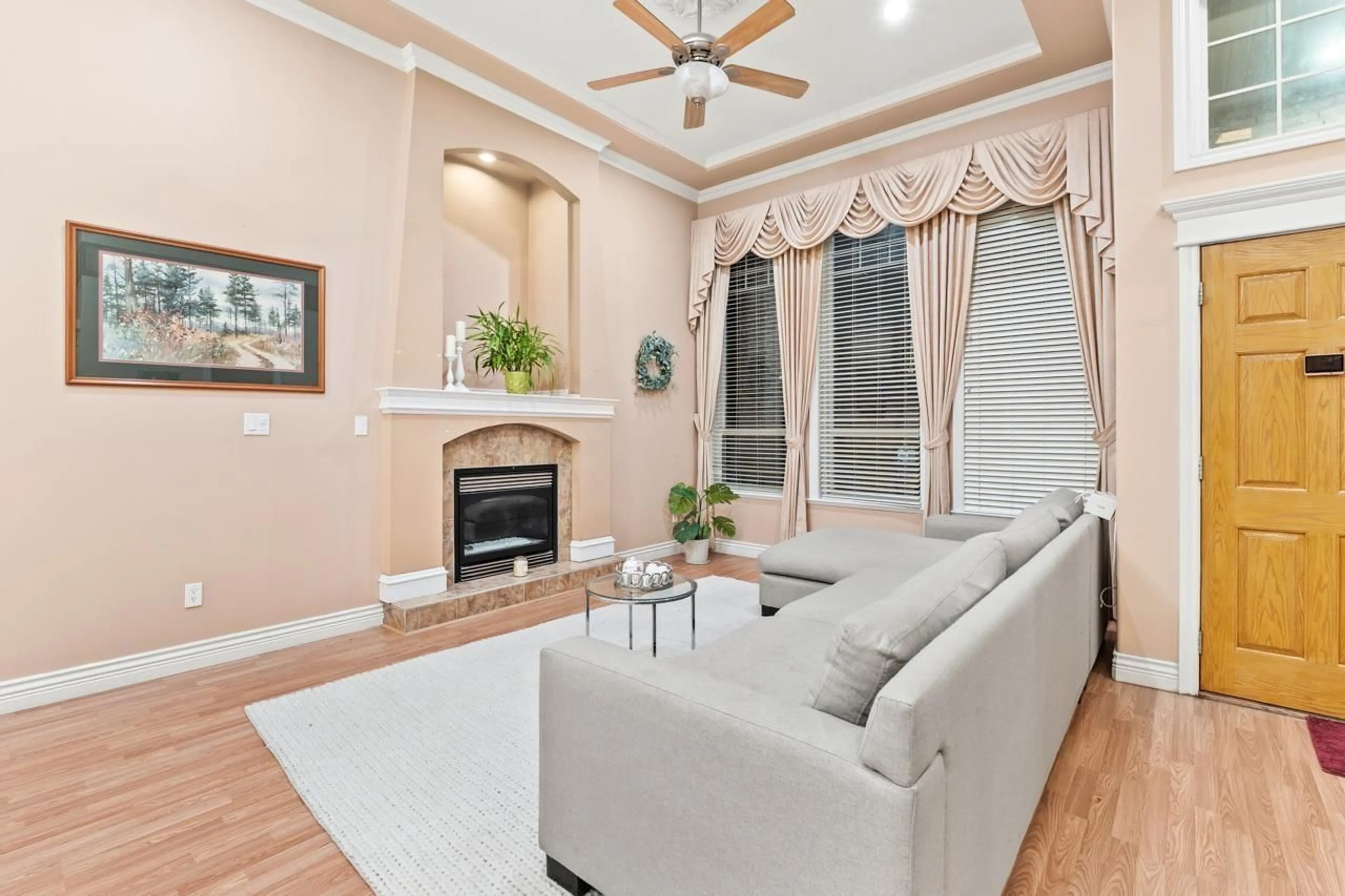 Living room with furniture, unknown for 13305 87B, Surrey British Columbia V3W6B9