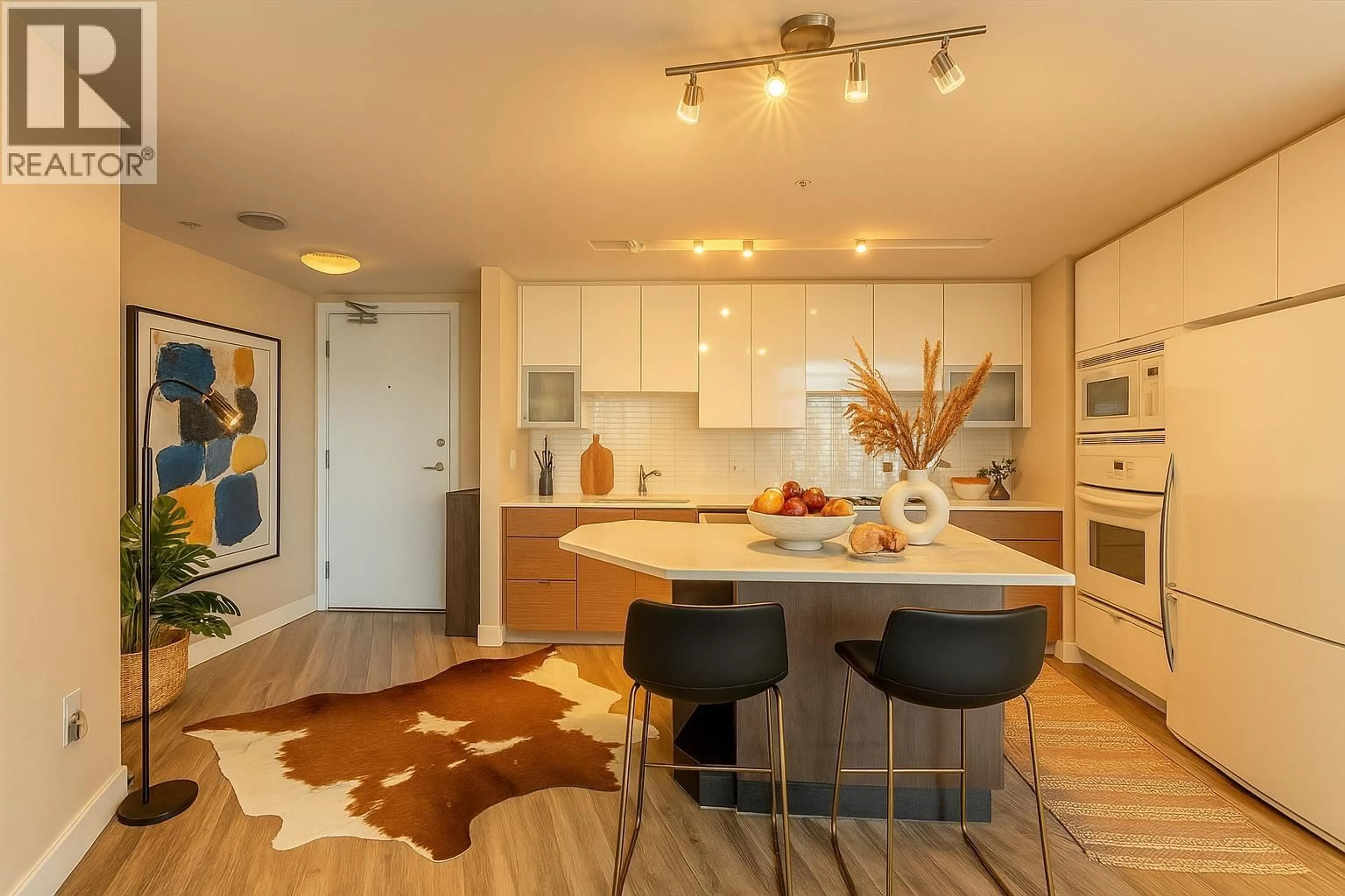 Open concept kitchen, unknown for 901 - 175 2ND STREET, North Vancouver British Columbia V7M0A5