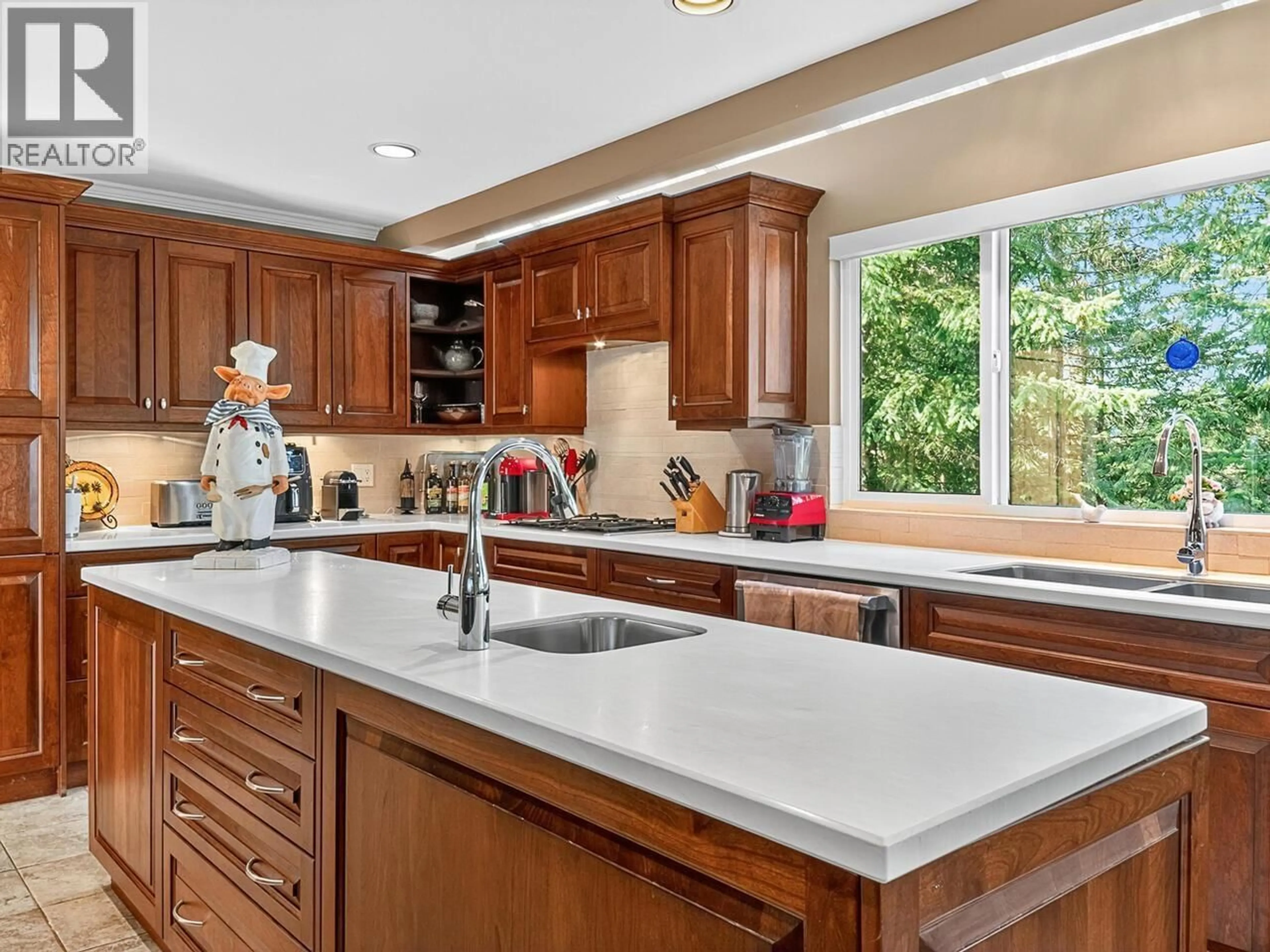 Open concept kitchen, ceramic/tile floor for 5302 WESTHAVEN WYND, West Vancouver British Columbia V7W3E8