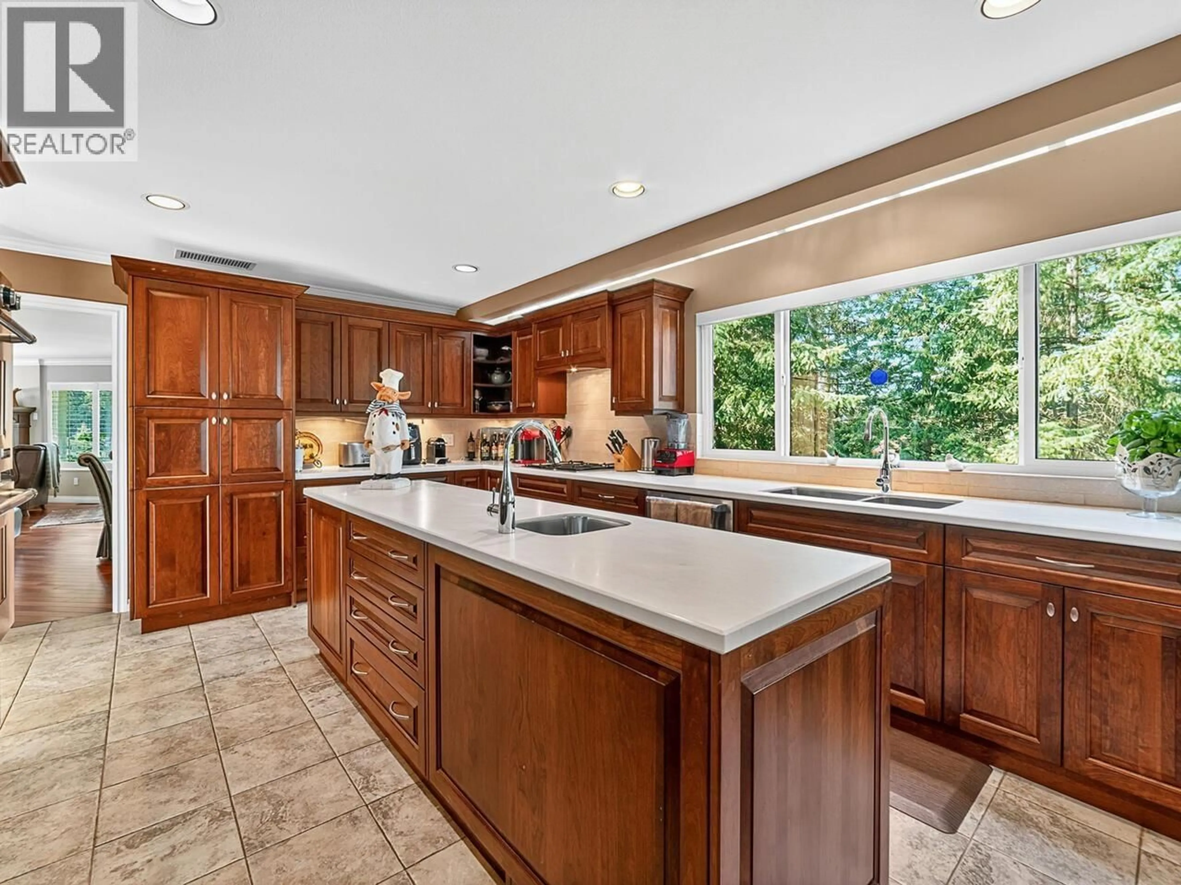 Open concept kitchen, ceramic/tile floor for 5302 WESTHAVEN WYND, West Vancouver British Columbia V7W3E8